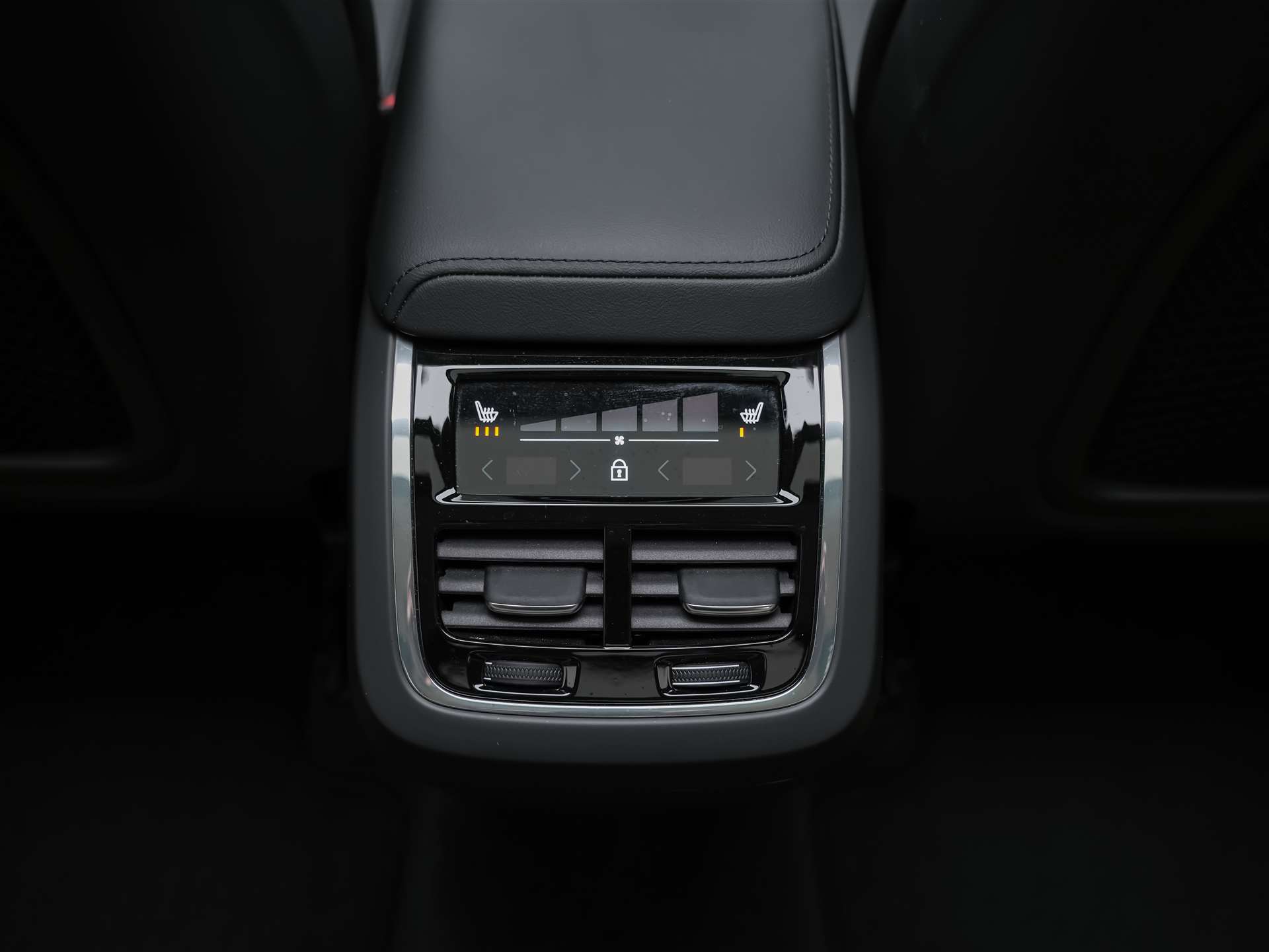 VOLVO XC60 B4 Diesel Mild Hybrid AWD Ultimate Dark Geartronic *Panorama*Head-Up*Standheizung*-image-15