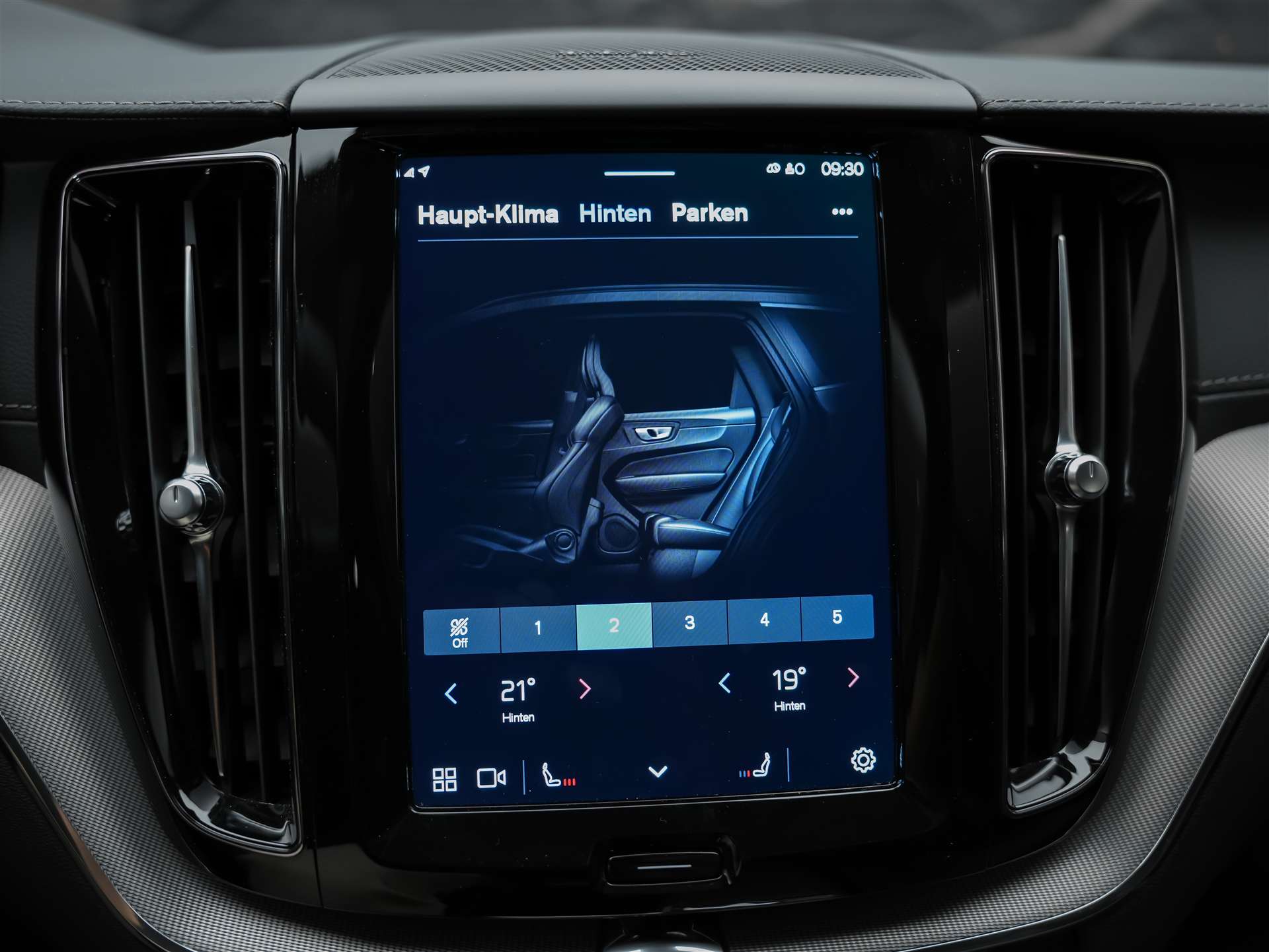 VOLVO XC60 B4 Diesel Mild Hybrid AWD Ultimate Dark Geartronic *Panorama*Head-Up*Standheizung*-image-34