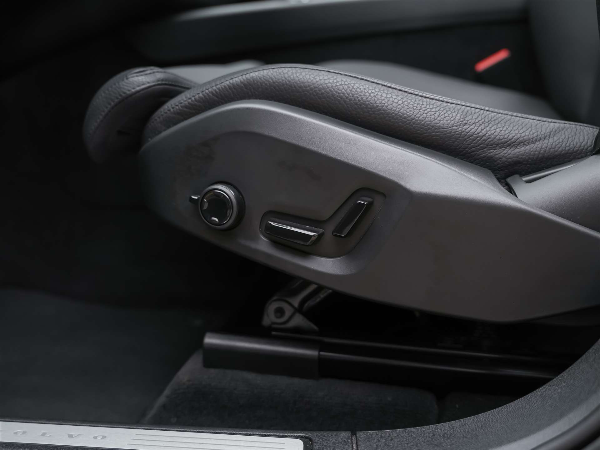 VOLVO XC60 B4 Diesel Mild Hybrid AWD Ultimate Dark Geartronic *Panorama*Head-Up*Standheizung*-image-28