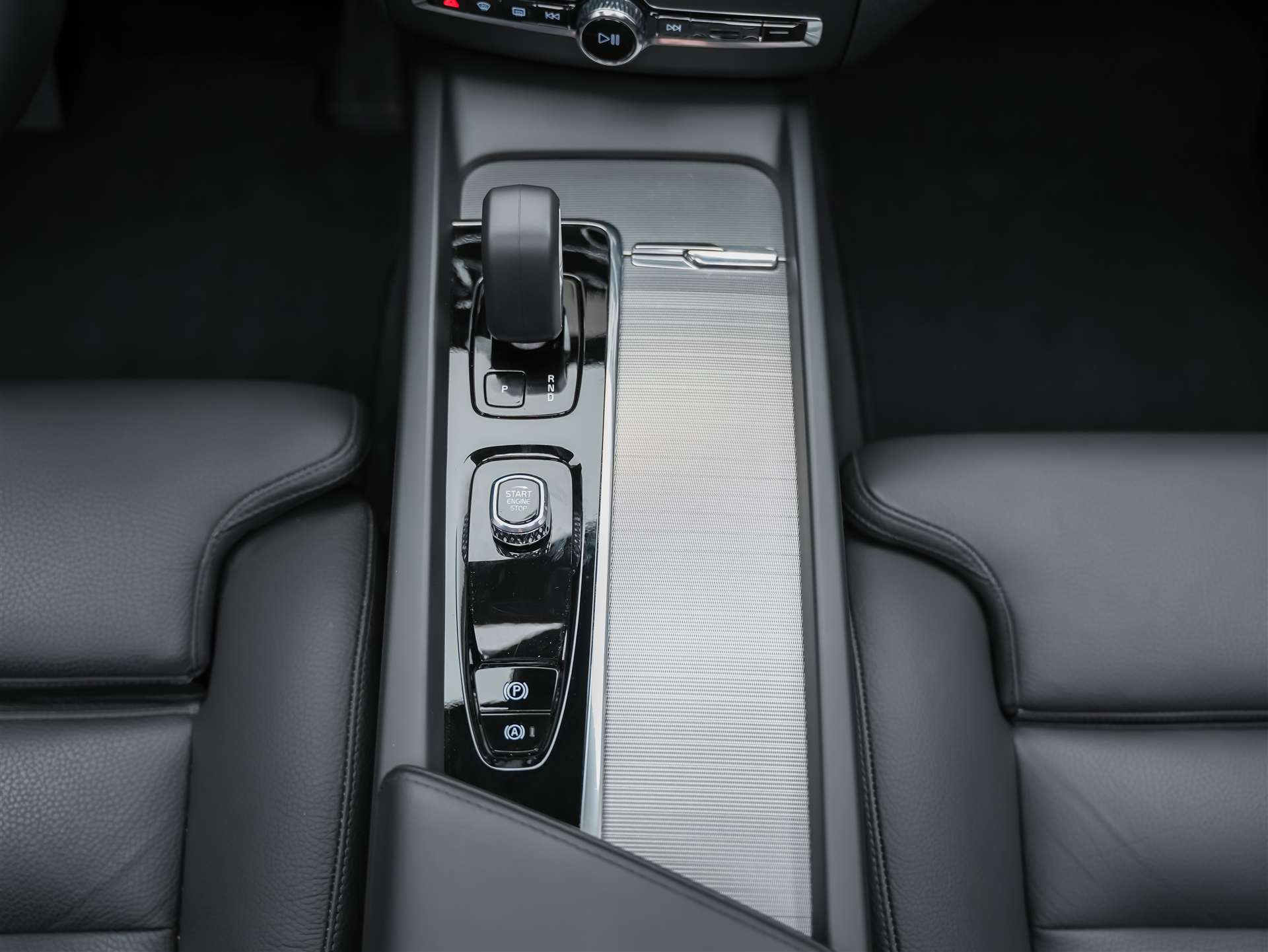 VOLVO XC60 B4 Diesel Mild Hybrid AWD Ultimate Dark Geartronic *Panorama*Head-Up*Standheizung*-image-23