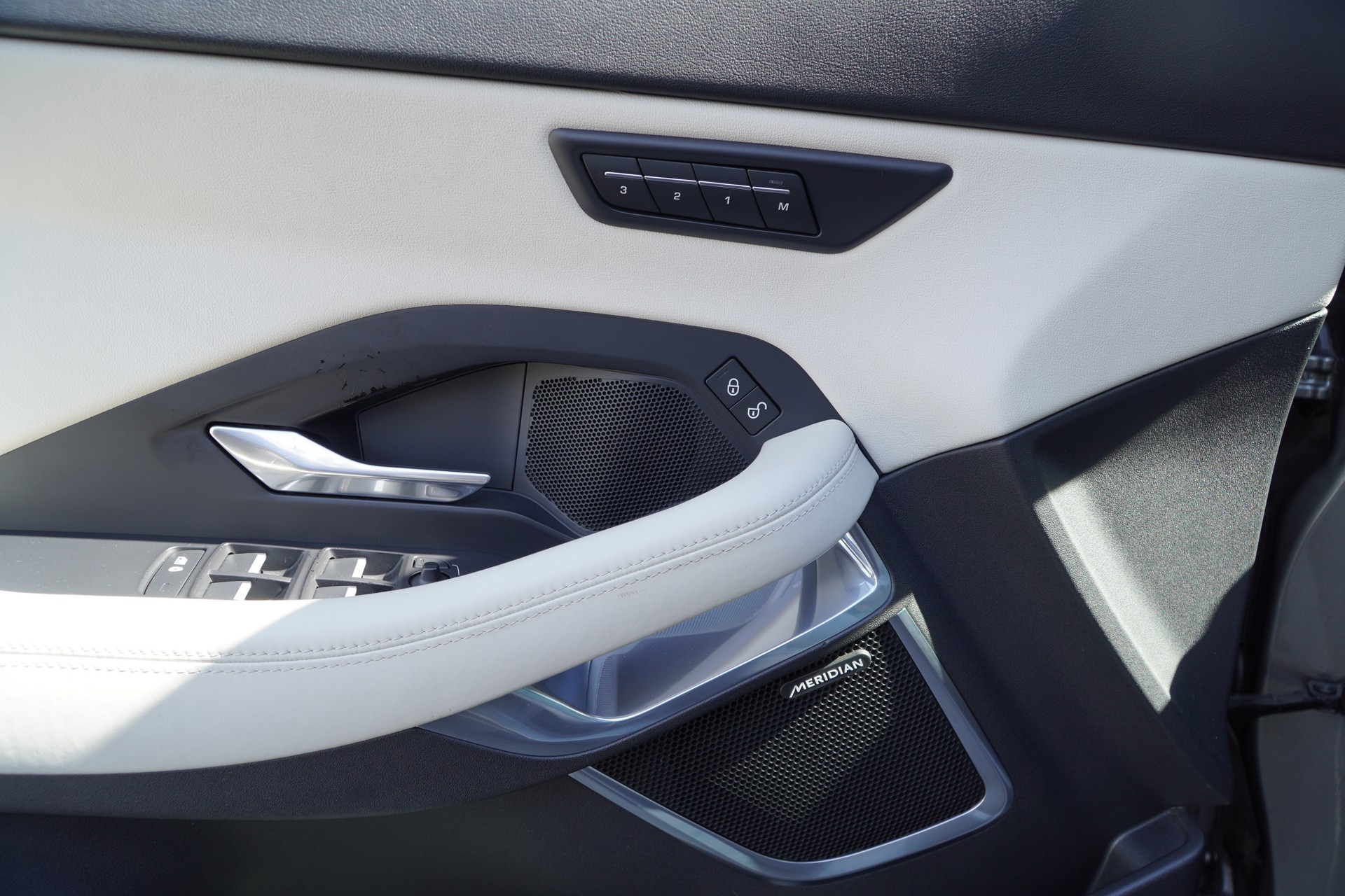 JAGUAR E-Pace 2.0 P200 HSE AWD Automatik-image-22