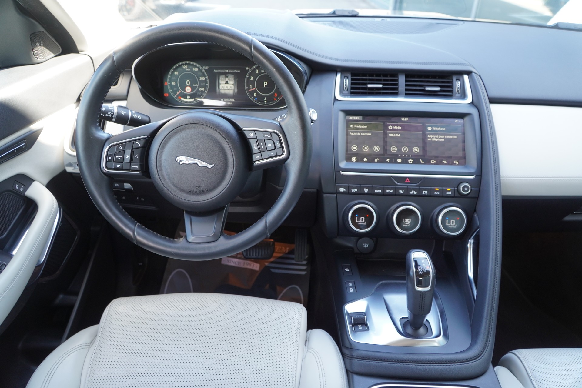 JAGUAR E-Pace 2.0 P200 HSE AWD Automatik-image-9
