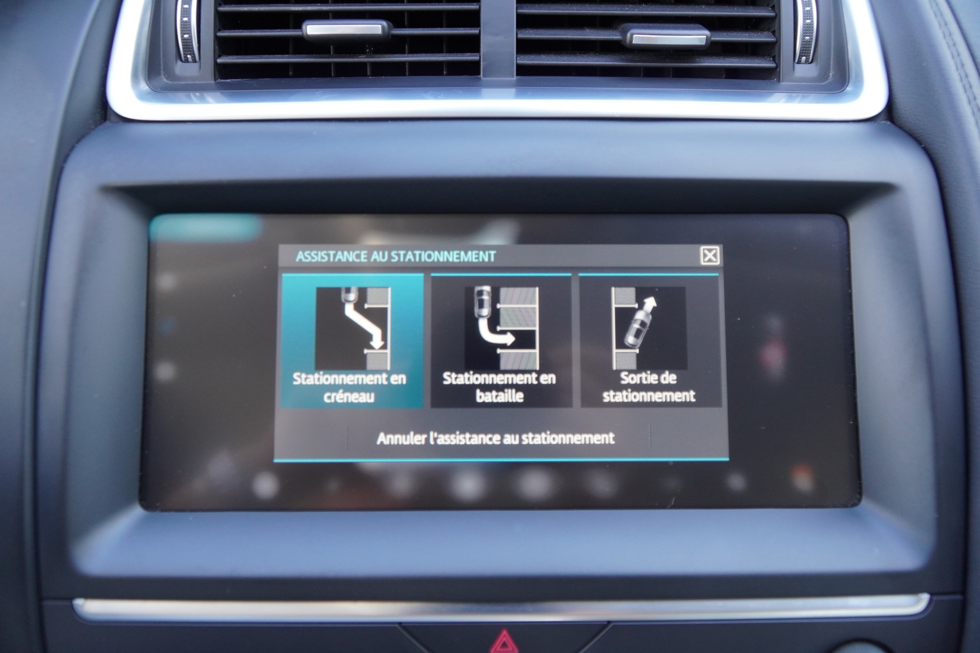 JAGUAR E-Pace 2.0 P200 HSE AWD Automatik-image-16