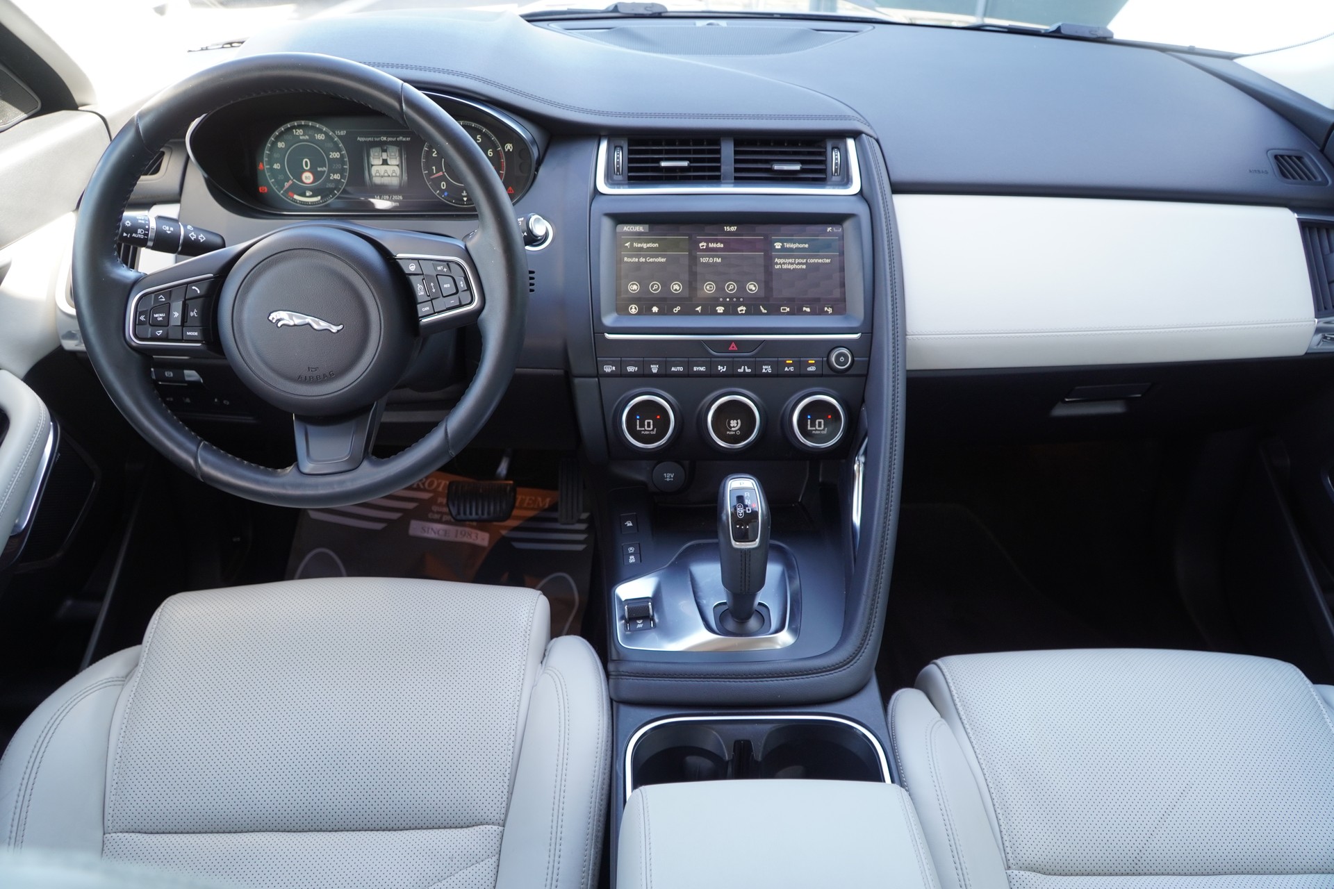 JAGUAR E-Pace 2.0 P200 HSE AWD Automatik-image-8