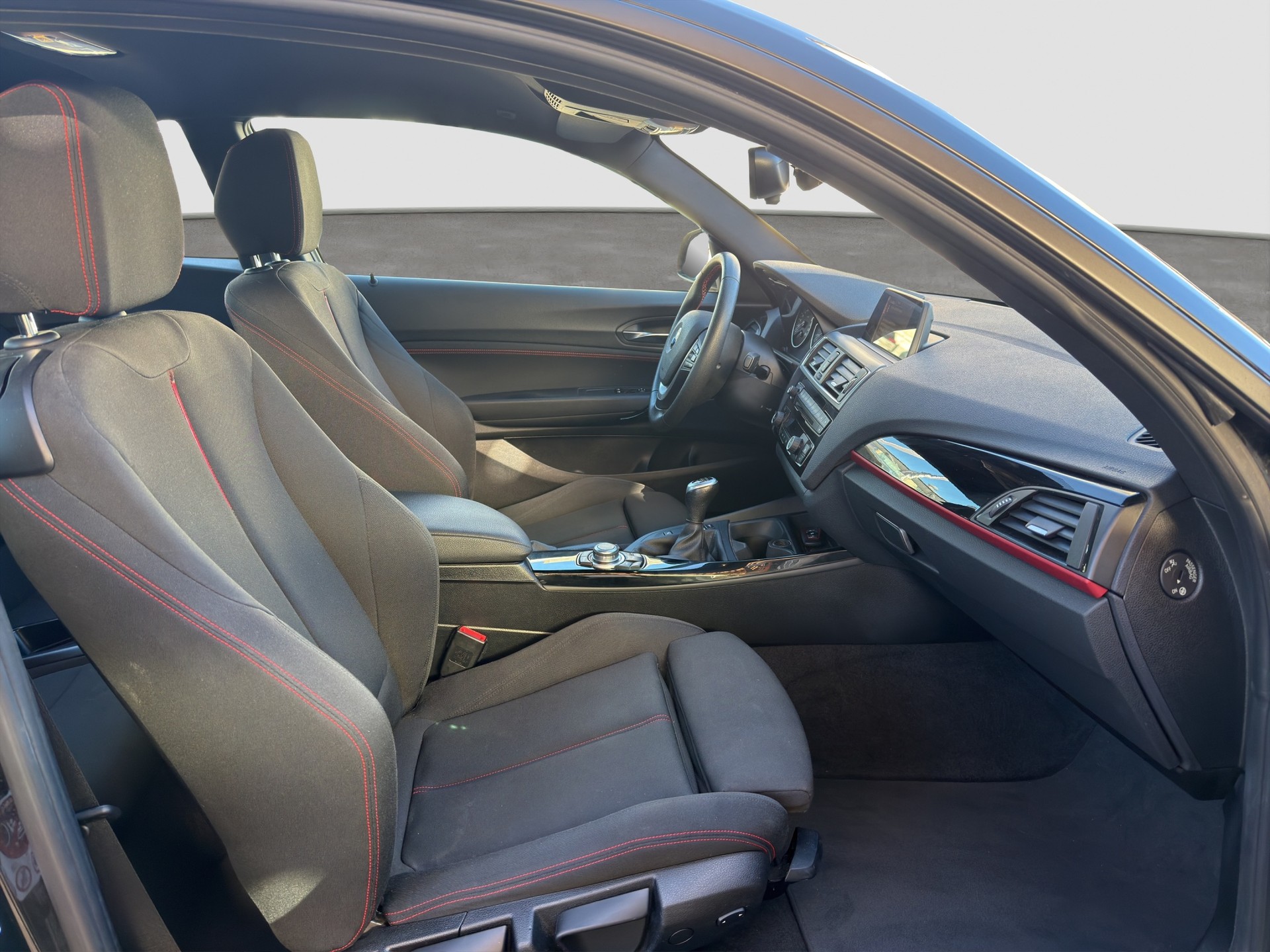 BMW 218i Sport Line-image-10
