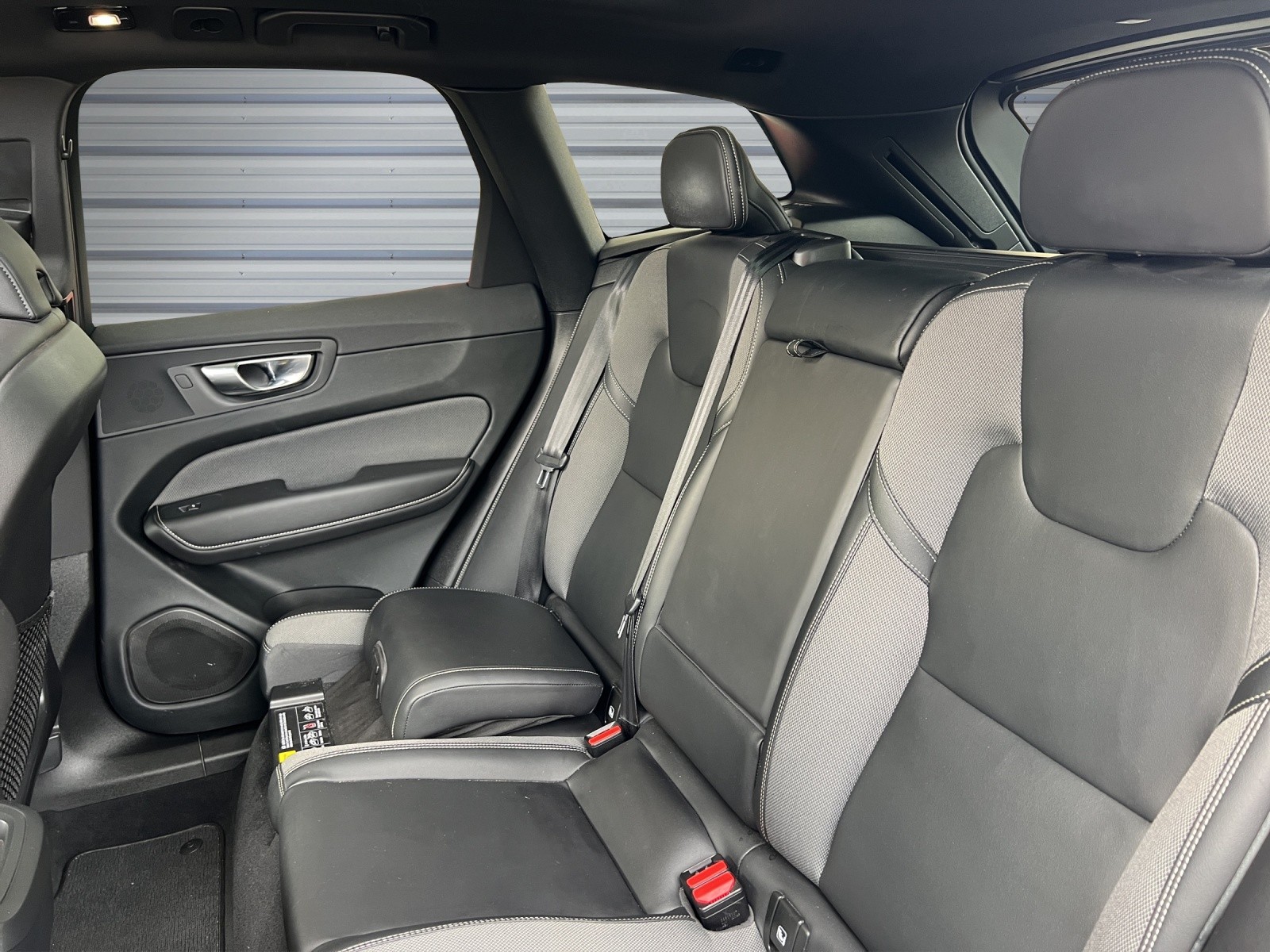 VOLVO XC60 B4 Diesel Mild Hybrid AWD R-Design Geartronic-image-12