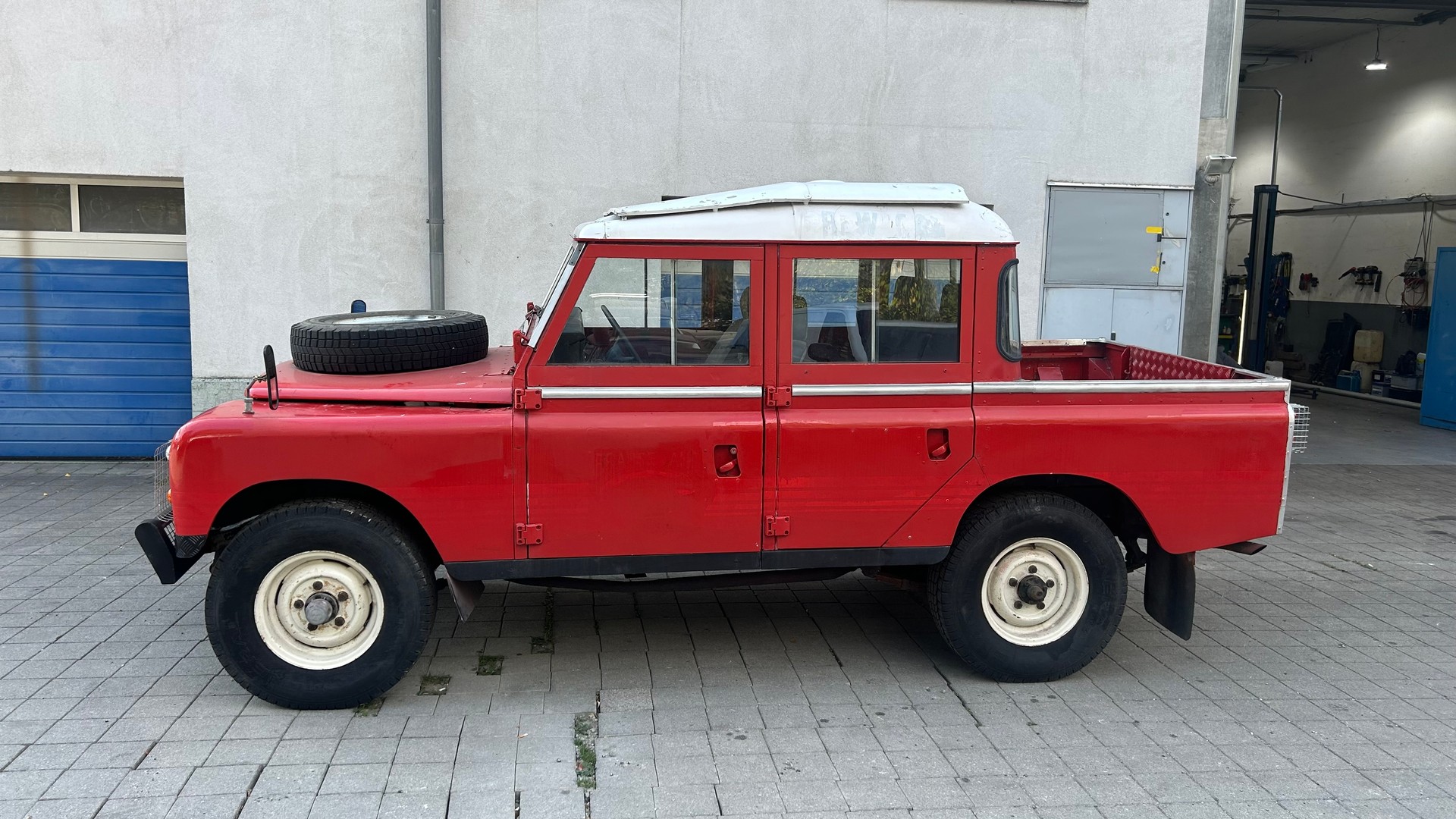 LAND ROVER 109-image-1