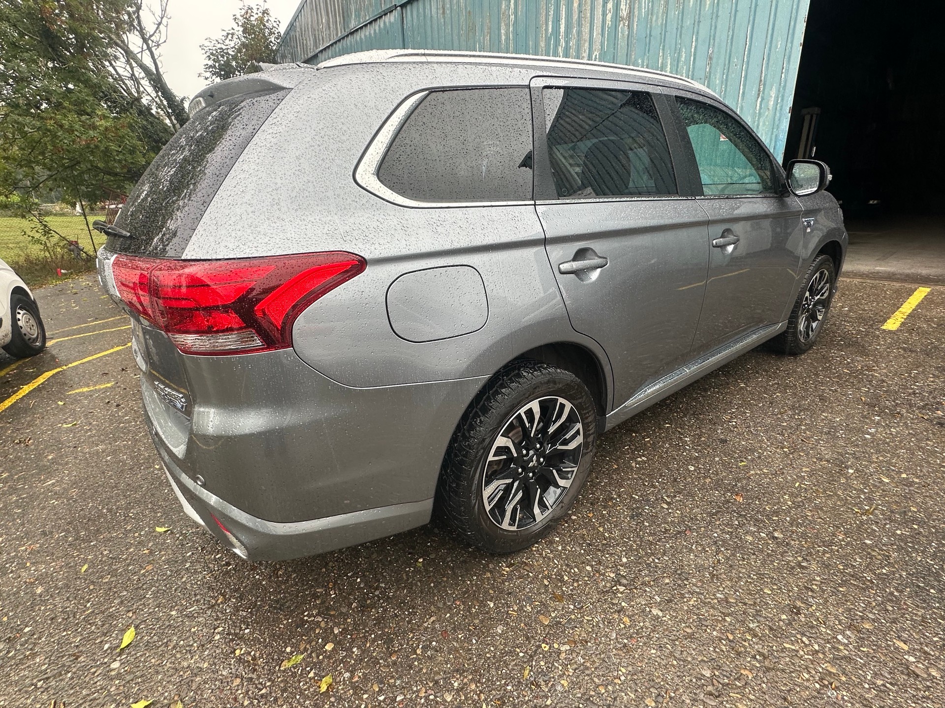 MITSUBISHI Outlander 2.0 PHEV Diamond 4WD Automatic-image-3