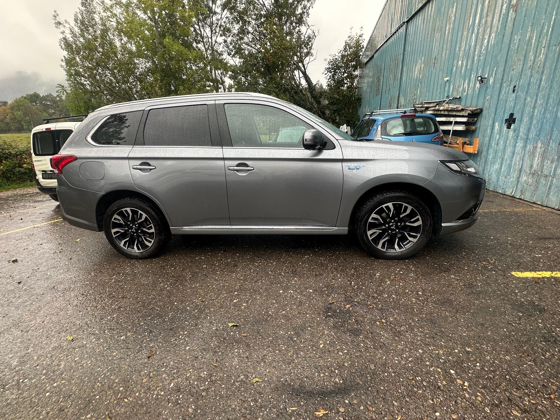 MITSUBISHI Outlander 2.0 PHEV Diamond 4WD Automatic-image-2