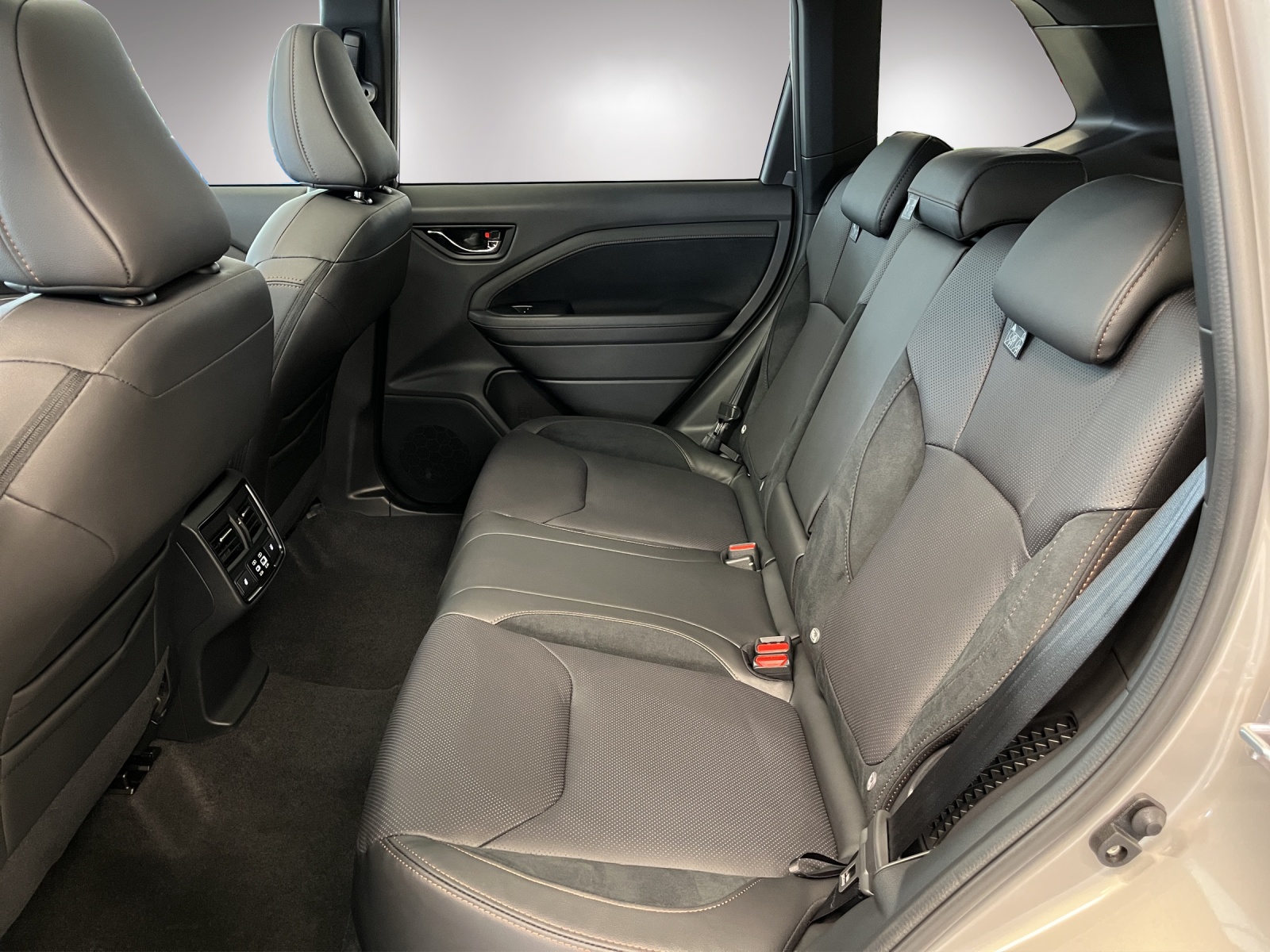 SUBARU Forester 2.0i e-Boxer Luxury-image-13