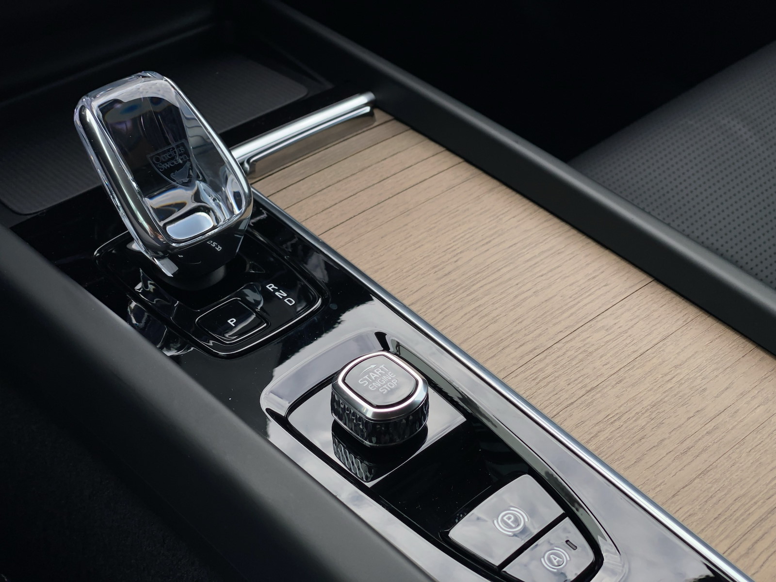 VOLVO XC60 2.0 B5 MH Plus Dark AWD-image-14
