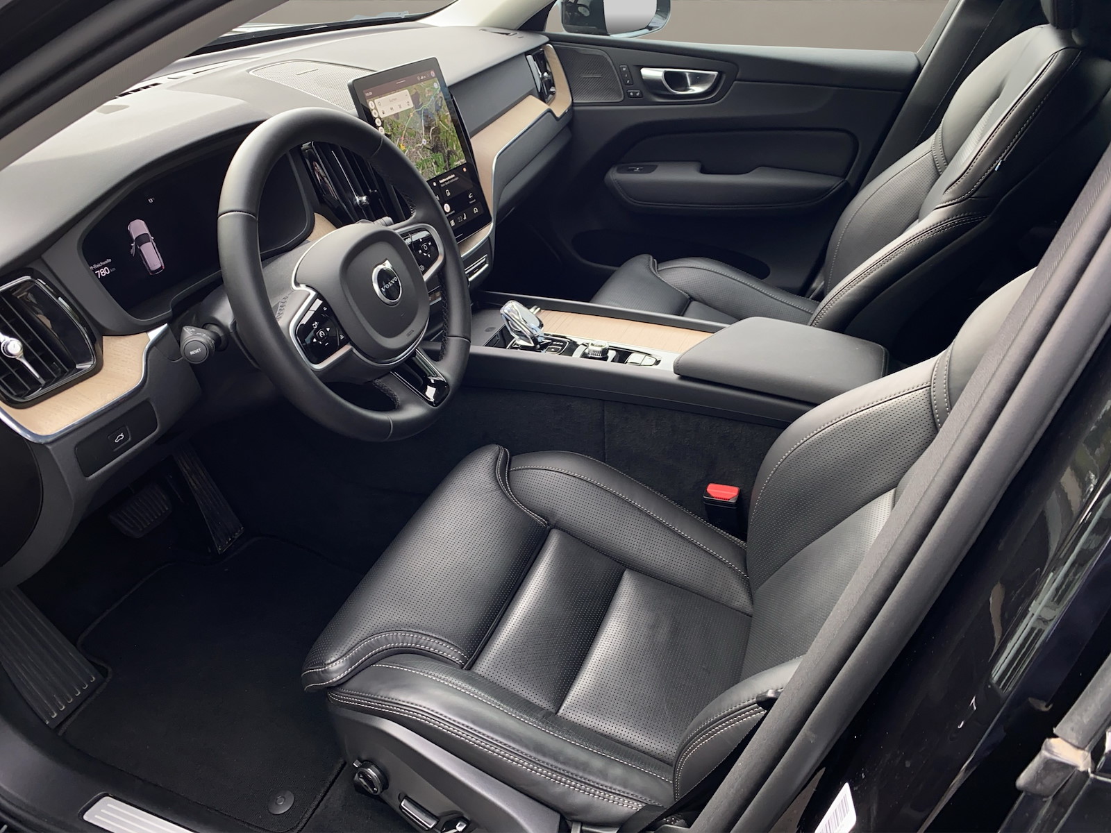 VOLVO XC60 2.0 B5 MH Plus Dark AWD-image-8