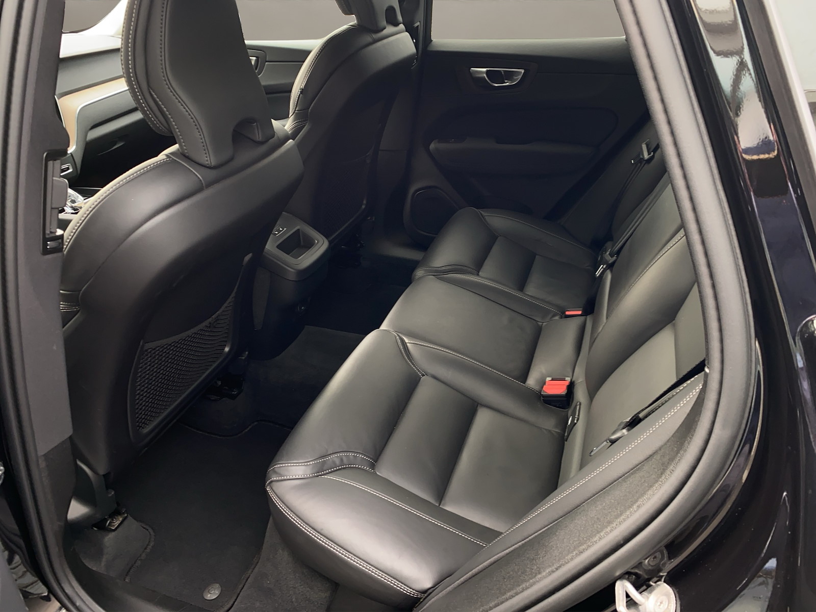 VOLVO XC60 2.0 B5 MH Plus Dark AWD-image-9