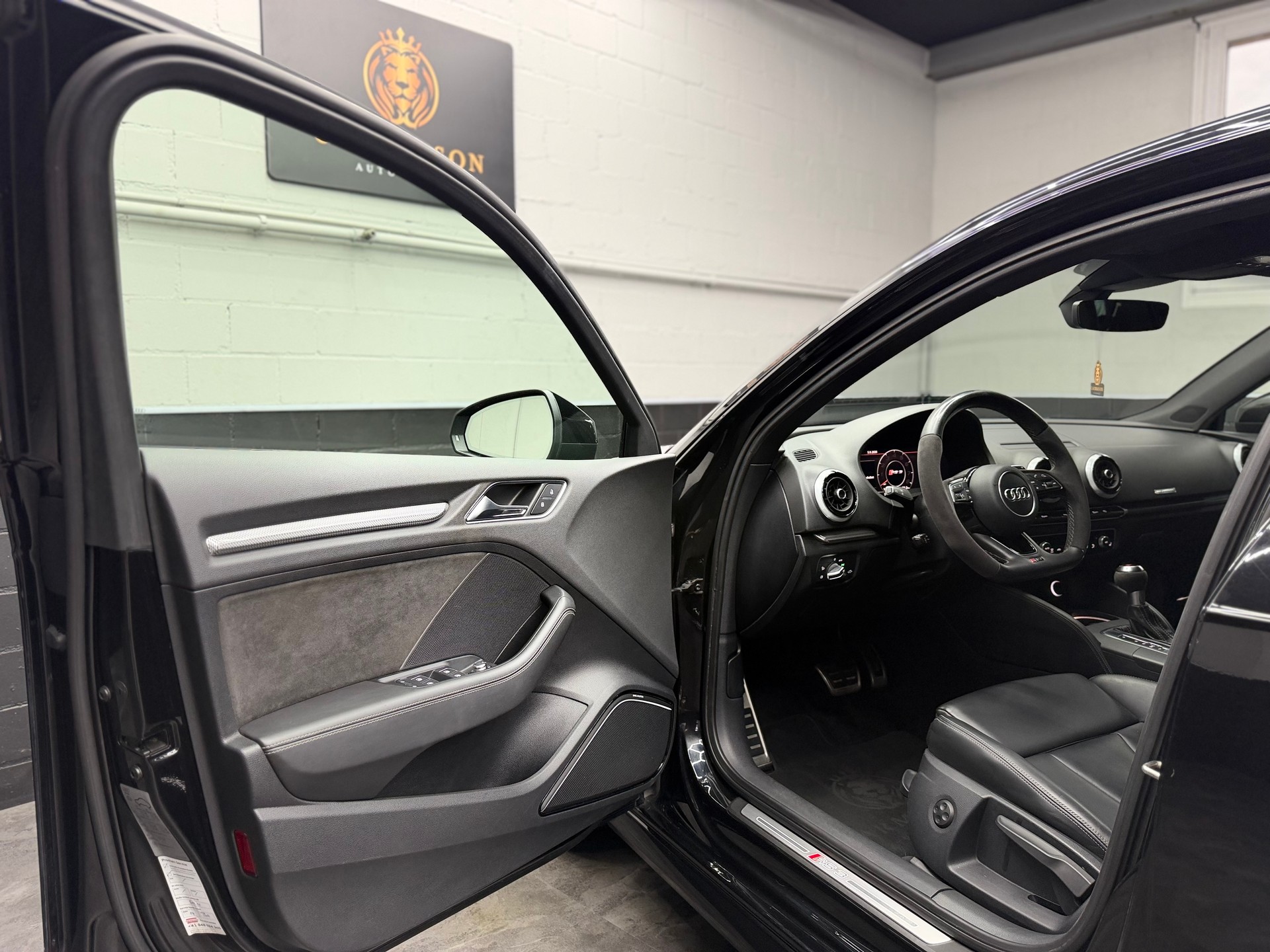 AUDI RS3 Sportback 2.5 TSI quattro | CH-Auto | Ohne OPF | Maxton-Design | Rückfahrkamera | Bang & Olufsen | ACC Tempomat-image-11