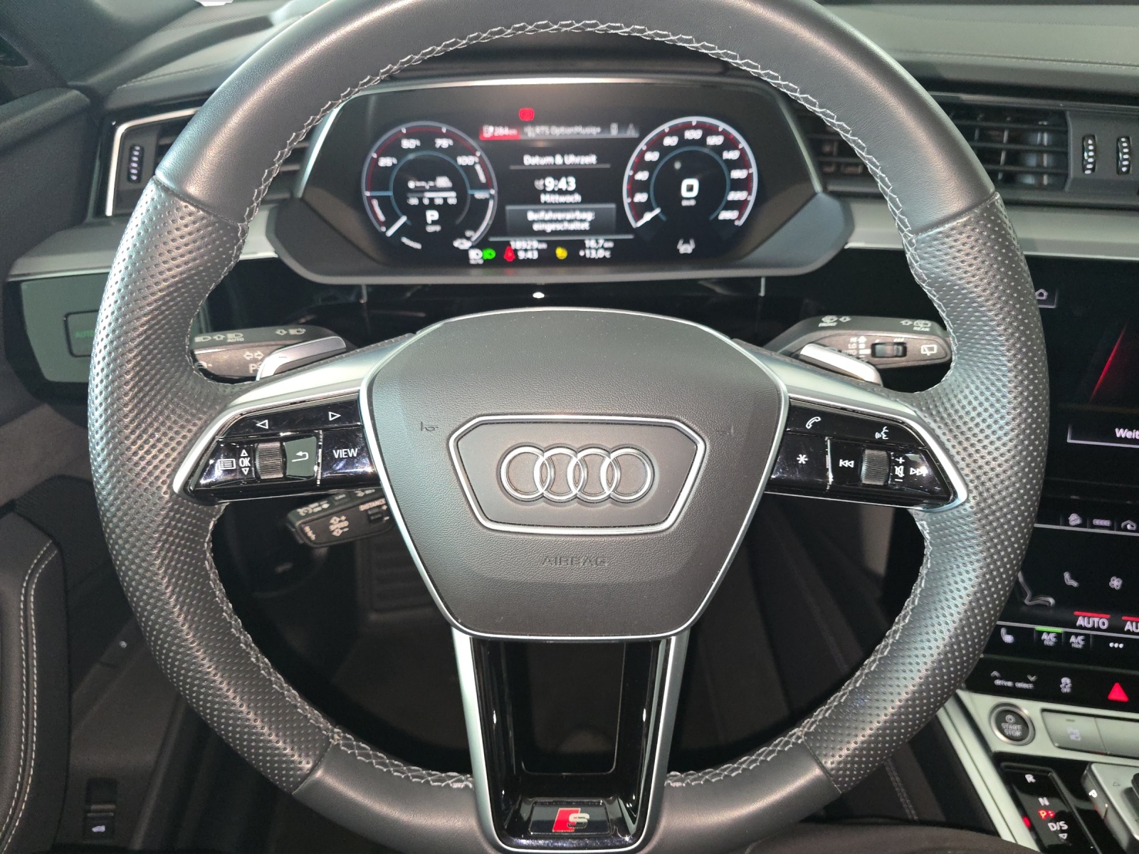 AUDI e-tron 55 S Line Black Edition quattro-image-5