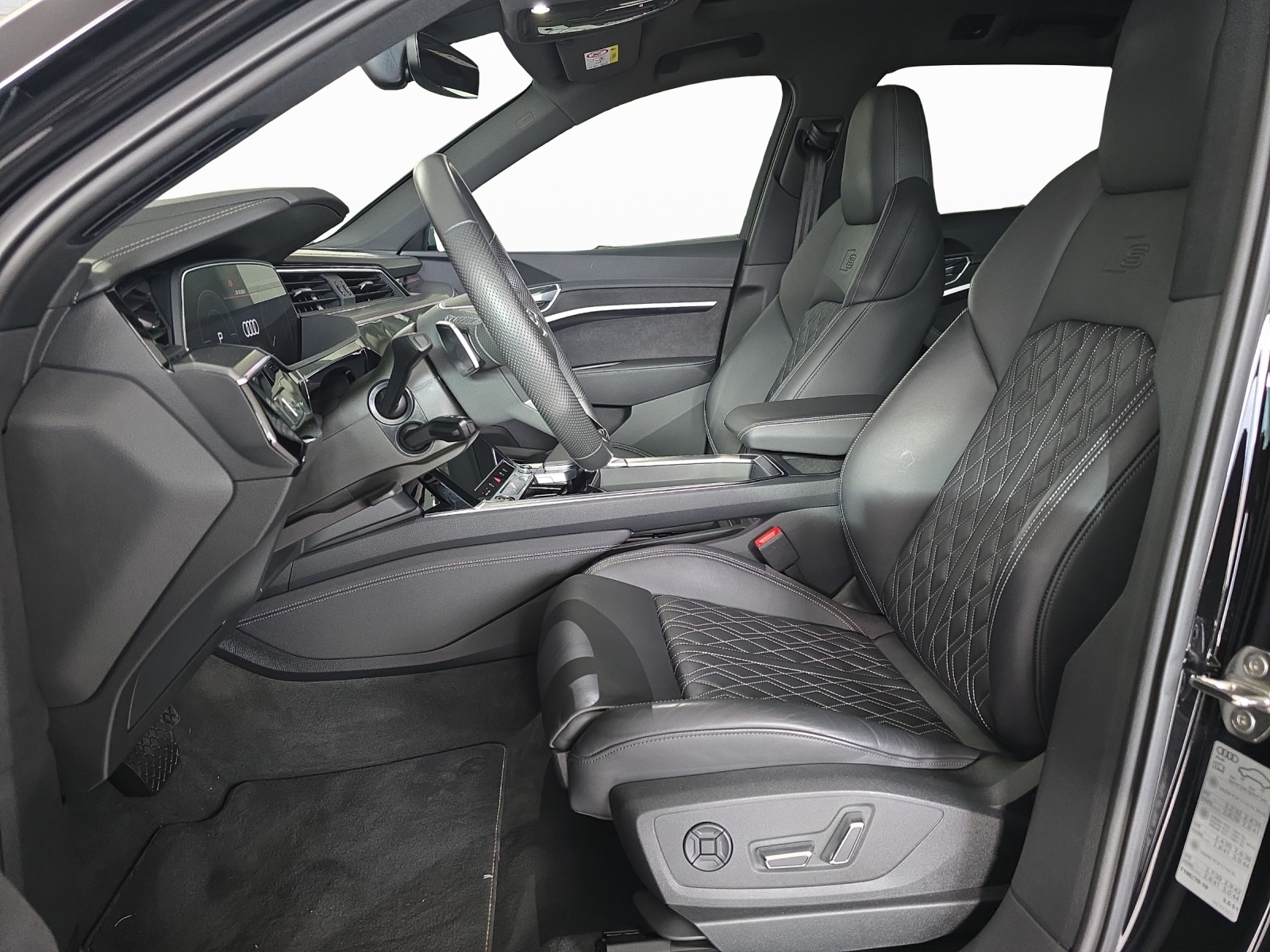 AUDI e-tron 55 S Line Black Edition quattro-image-4