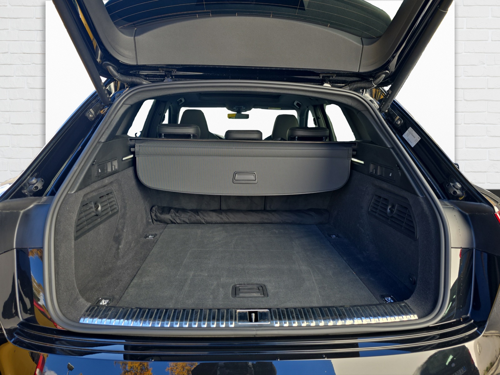 AUDI e-tron 55 S Line Black Edition quattro-image-8
