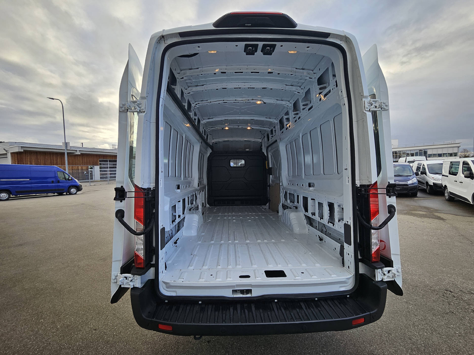 FORD Transit Van 350 L4H3 2.0 EcoBlue 130 Trend-image-8