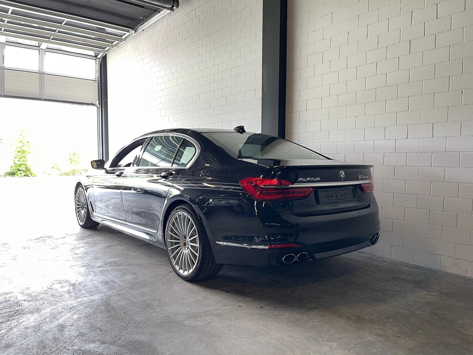 BMW-ALPINA B7 L BiTurbo 4.4 V8 xDrive Switch-Tronic-showroom-element-3