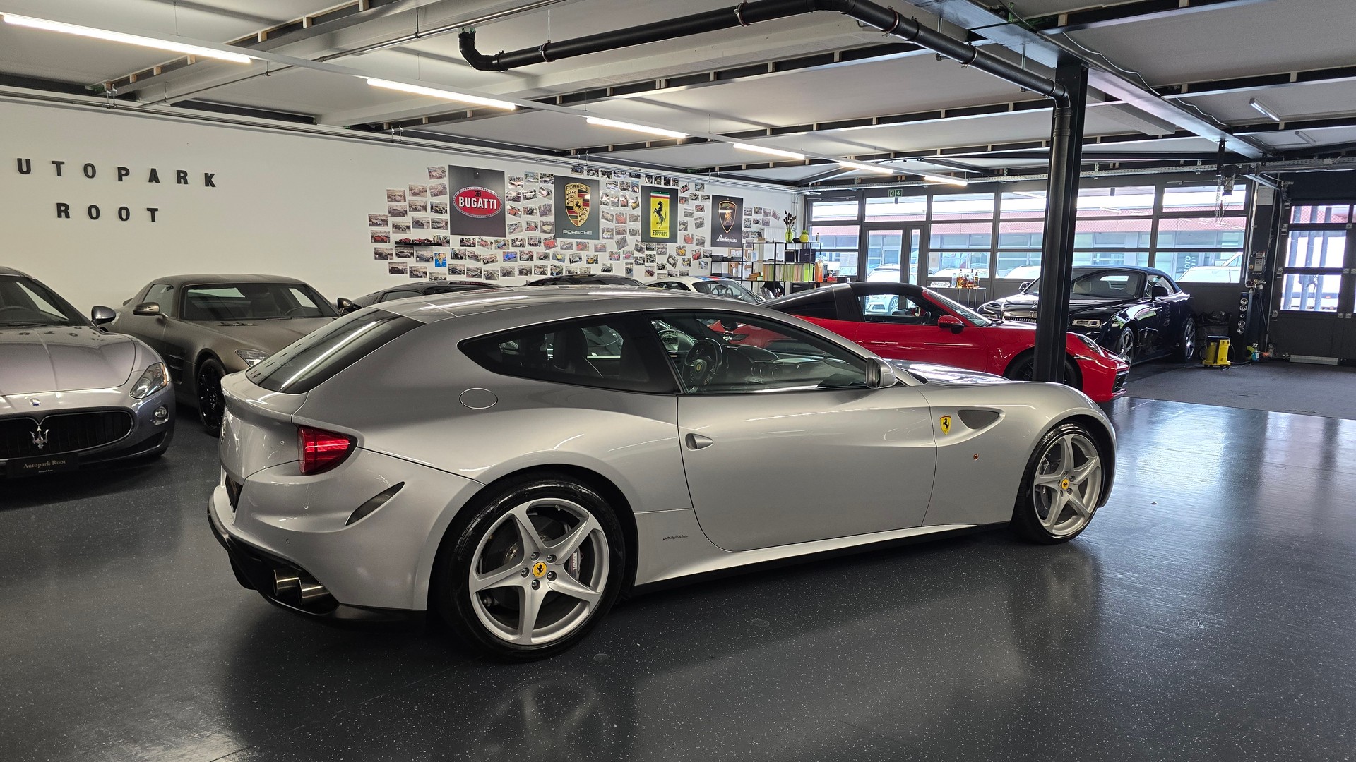 FERRARI FF-showroom-element-3