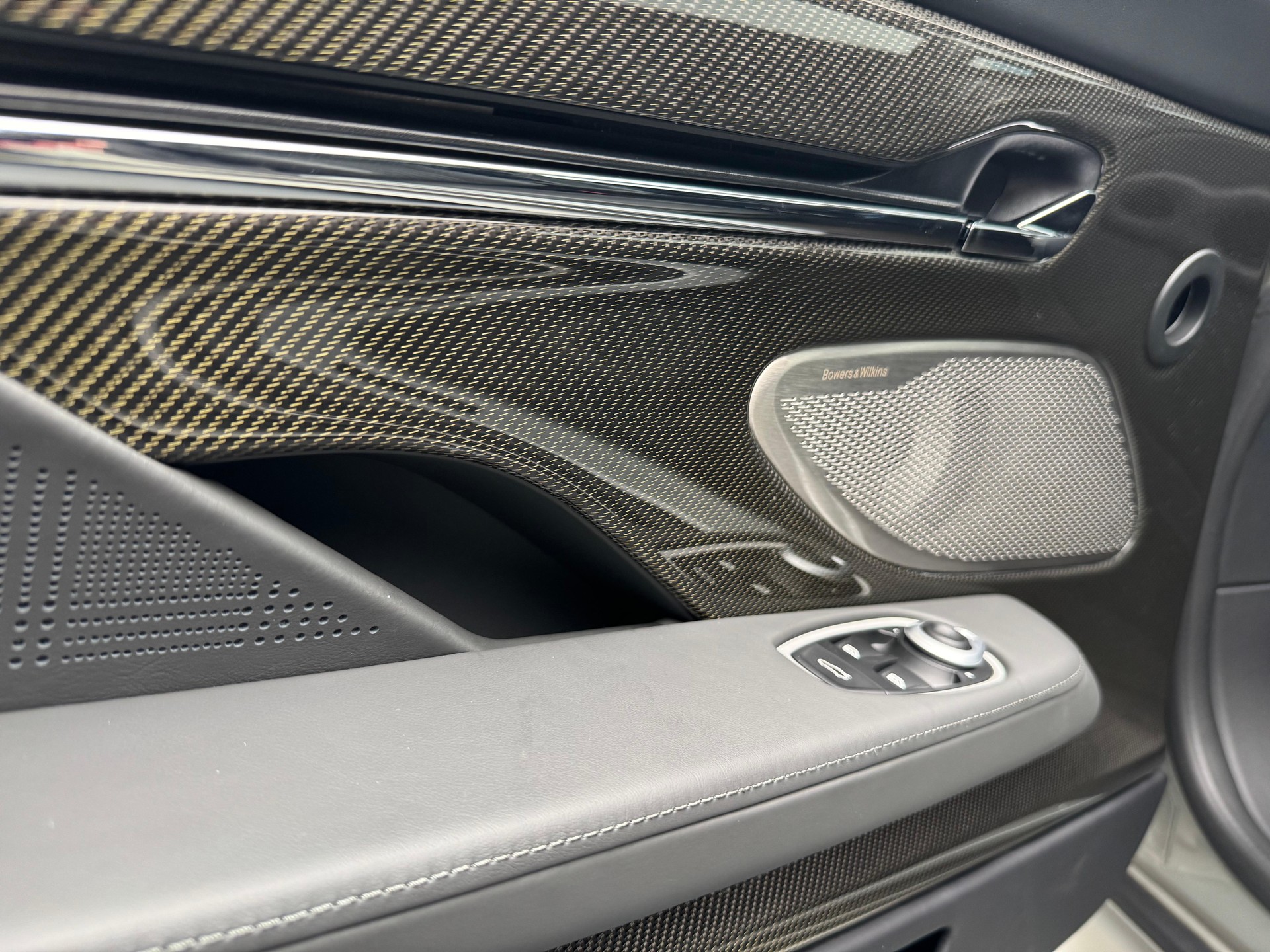 ASTON MARTIN DB12 Coupé 4.0 V8 Bi-Turbo "1 of 60 Goldfinger Edition"-image-13