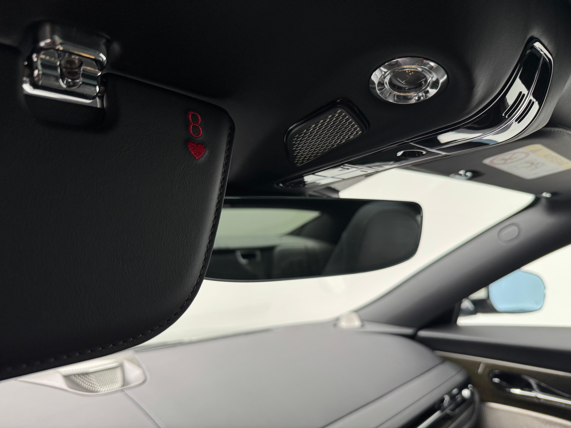 ASTON MARTIN DB12 Coupé 4.0 V8 Bi-Turbo "1 of 60 Goldfinger Edition"-image-10