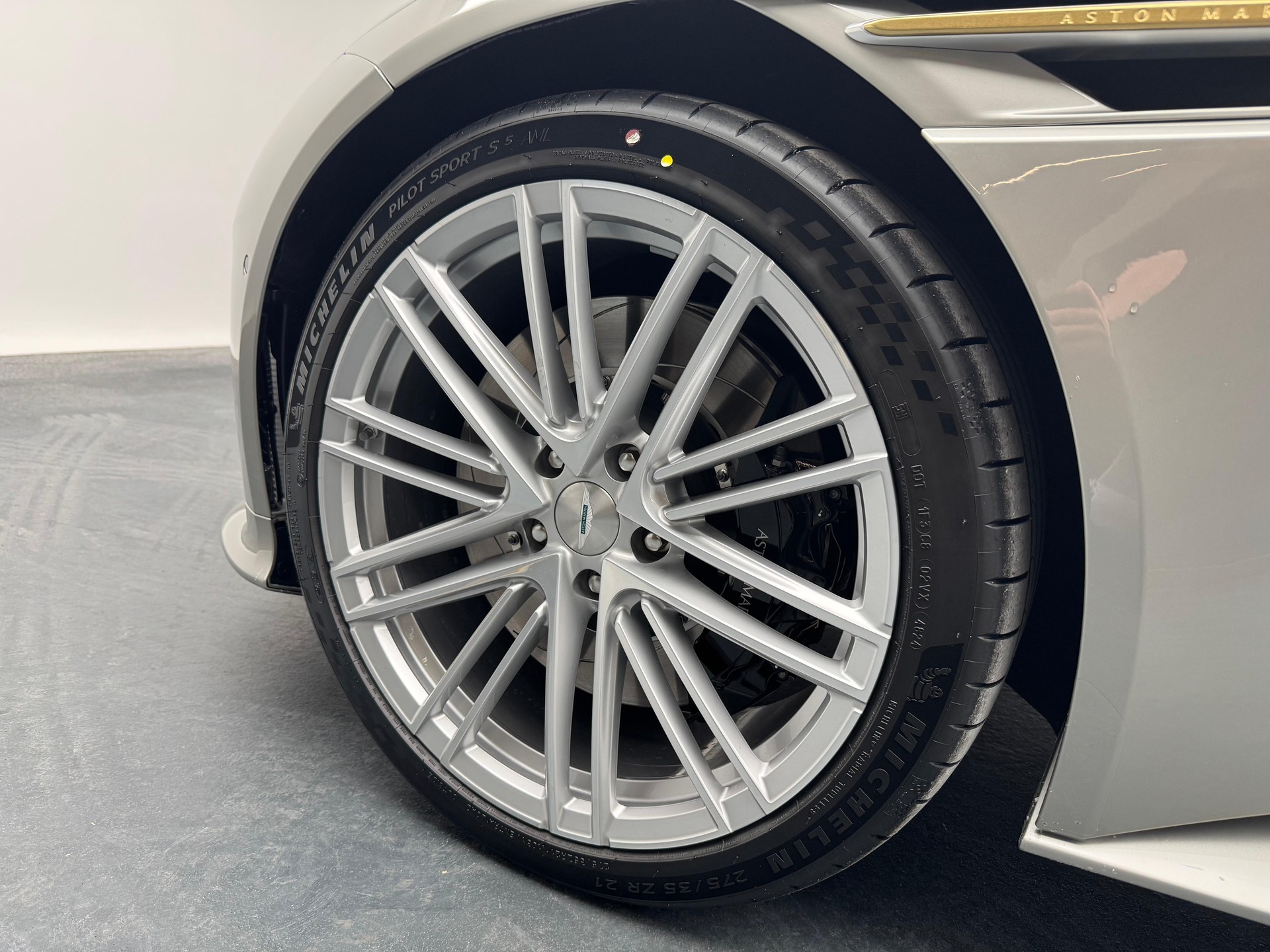 ASTON MARTIN DB12 Coupé 4.0 V8 Bi-Turbo "1 of 60 Goldfinger Edition"-image-15