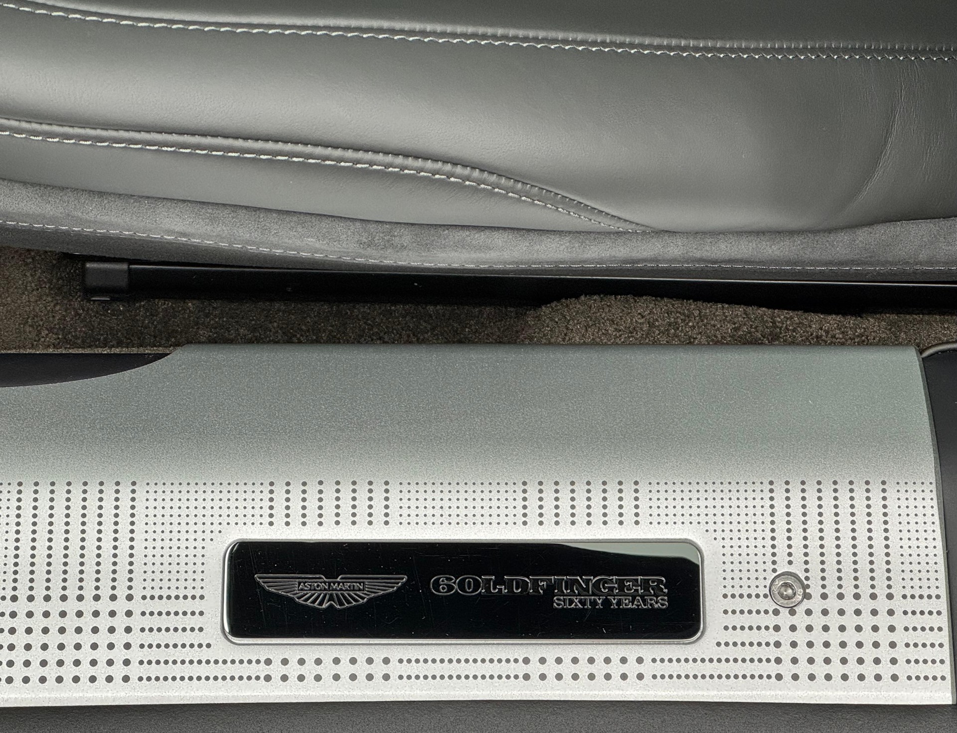 ASTON MARTIN DB12 Coupé 4.0 V8 Bi-Turbo "1 of 60 Goldfinger Edition"-image-11
