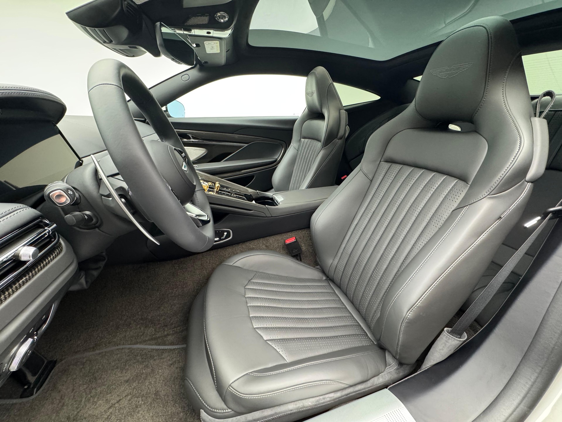 ASTON MARTIN DB12 Coupé 4.0 V8 Bi-Turbo "1 of 60 Goldfinger Edition"-image-8