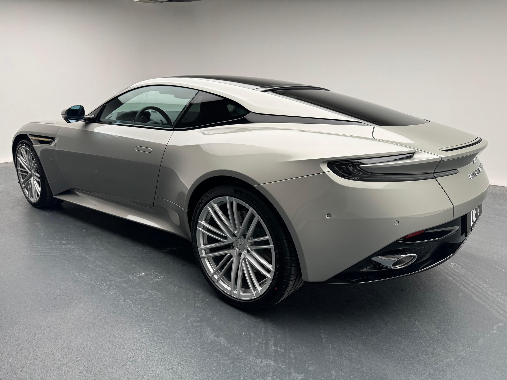 ASTON MARTIN DB12 Coupé 4.0 V8 Bi-Turbo "1 of 60 Goldfinger Edition"-showroom-element-2