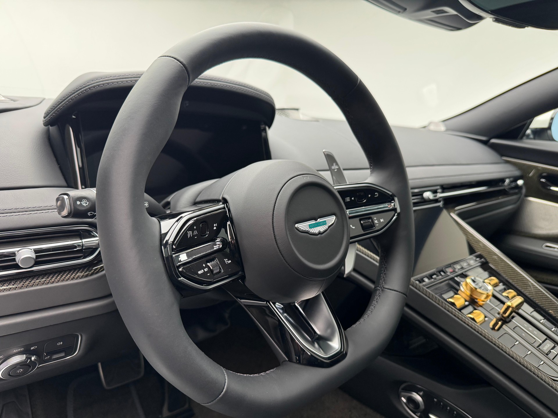 ASTON MARTIN DB12 Coupé 4.0 V8 Bi-Turbo "1 of 60 Goldfinger Edition"-image-4