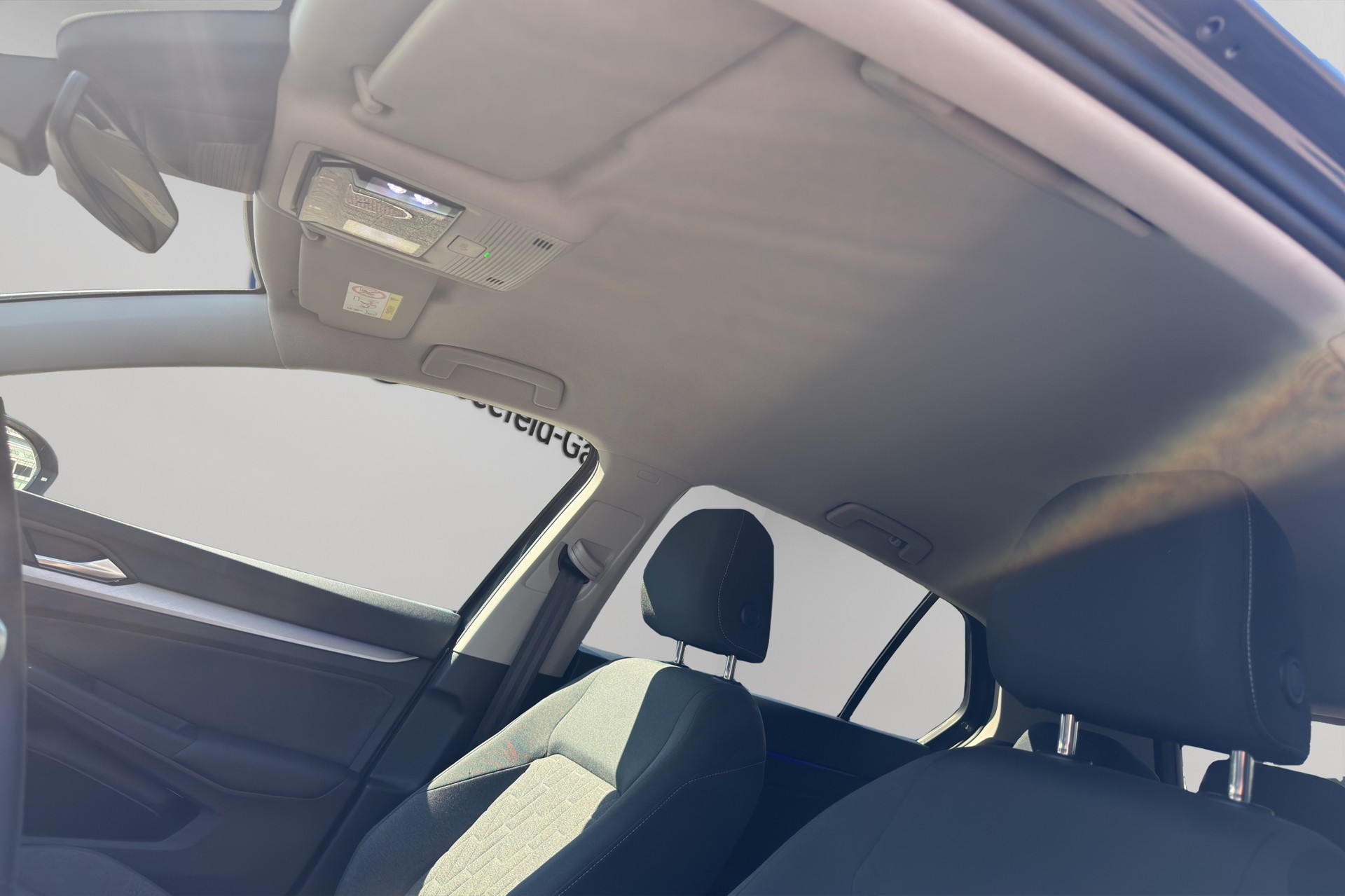 VW Golf 1.5 TSI PHEV Life-image-9