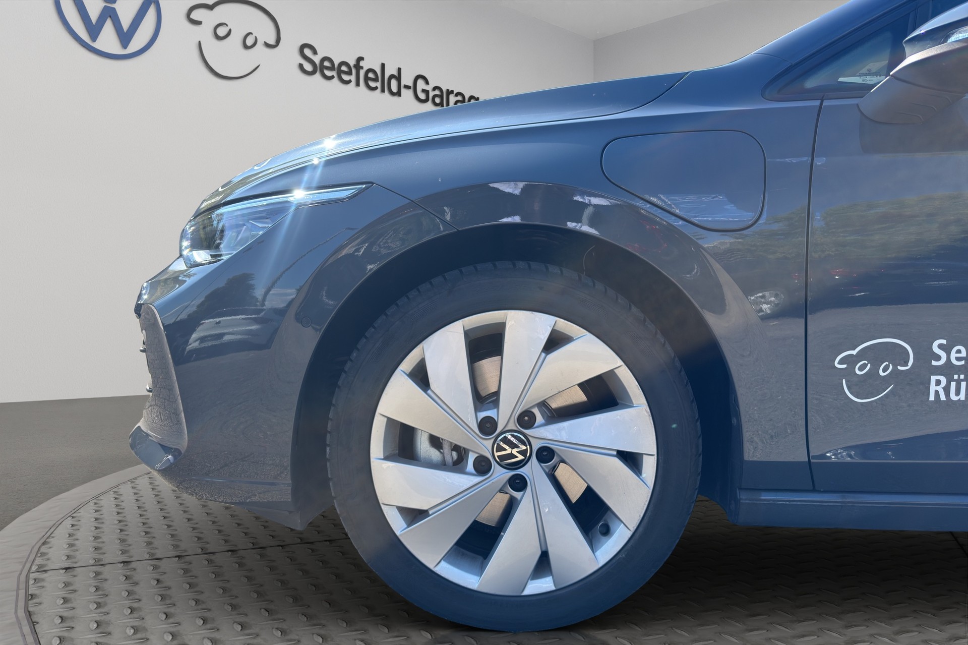 VW Golf 1.5 TSI PHEV Life-image-11