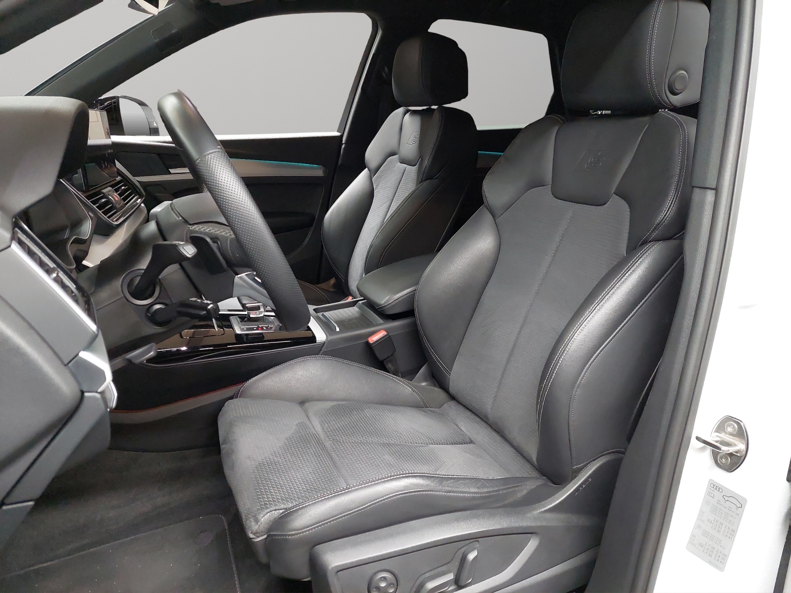 AUDI Q5 50 TFSI e PHEV Black Edition quattro S-tronic-image-5