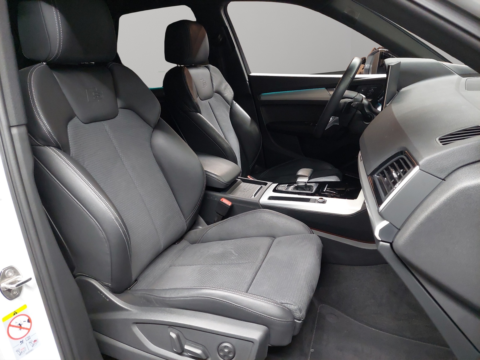 AUDI Q5 50 TFSI e PHEV Black Edition quattro S-tronic-image-8