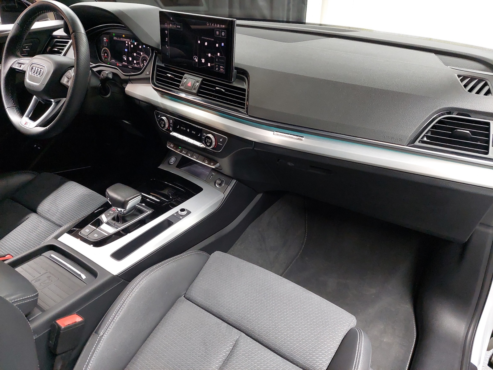 AUDI Q5 50 TFSI e PHEV Black Edition quattro S-tronic-image-9