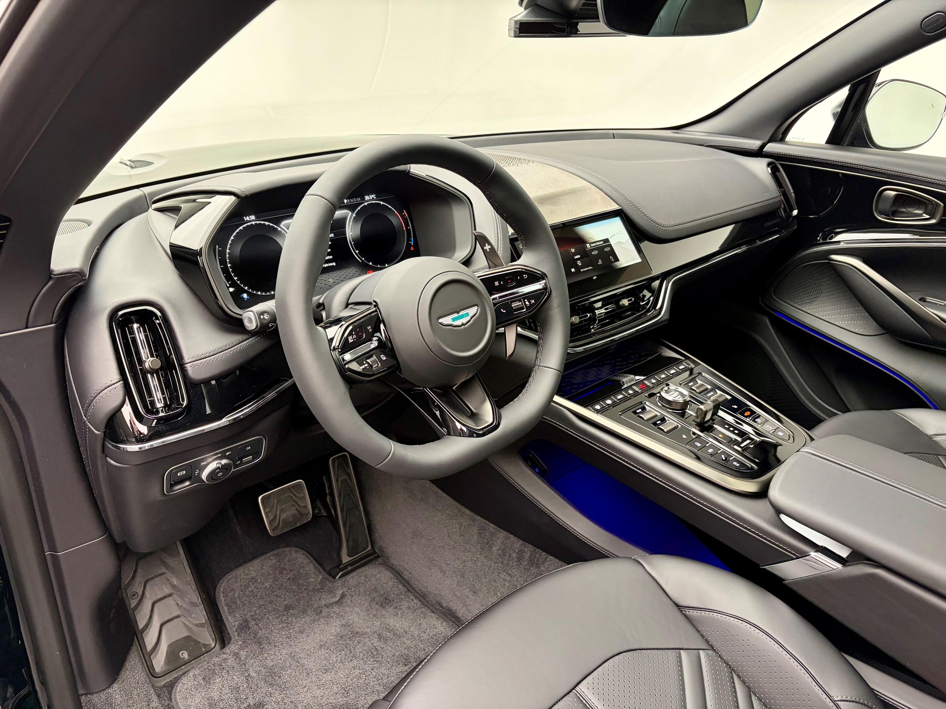 ASTON MARTIN DBX S 4.0 V8 Bi-Turbo-image-4