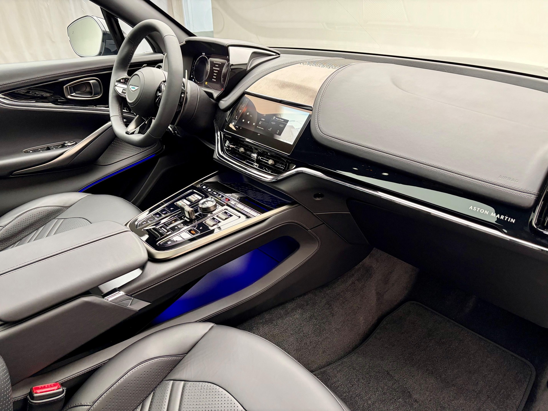 ASTON MARTIN DBX S 4.0 V8 Bi-Turbo-image-8