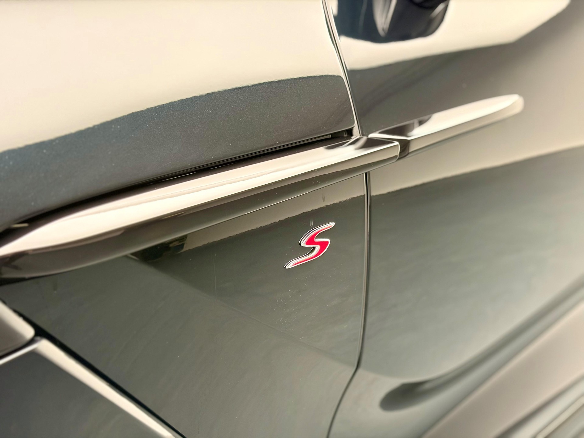ASTON MARTIN DBX S 4.0 V8 Bi-Turbo-image-24