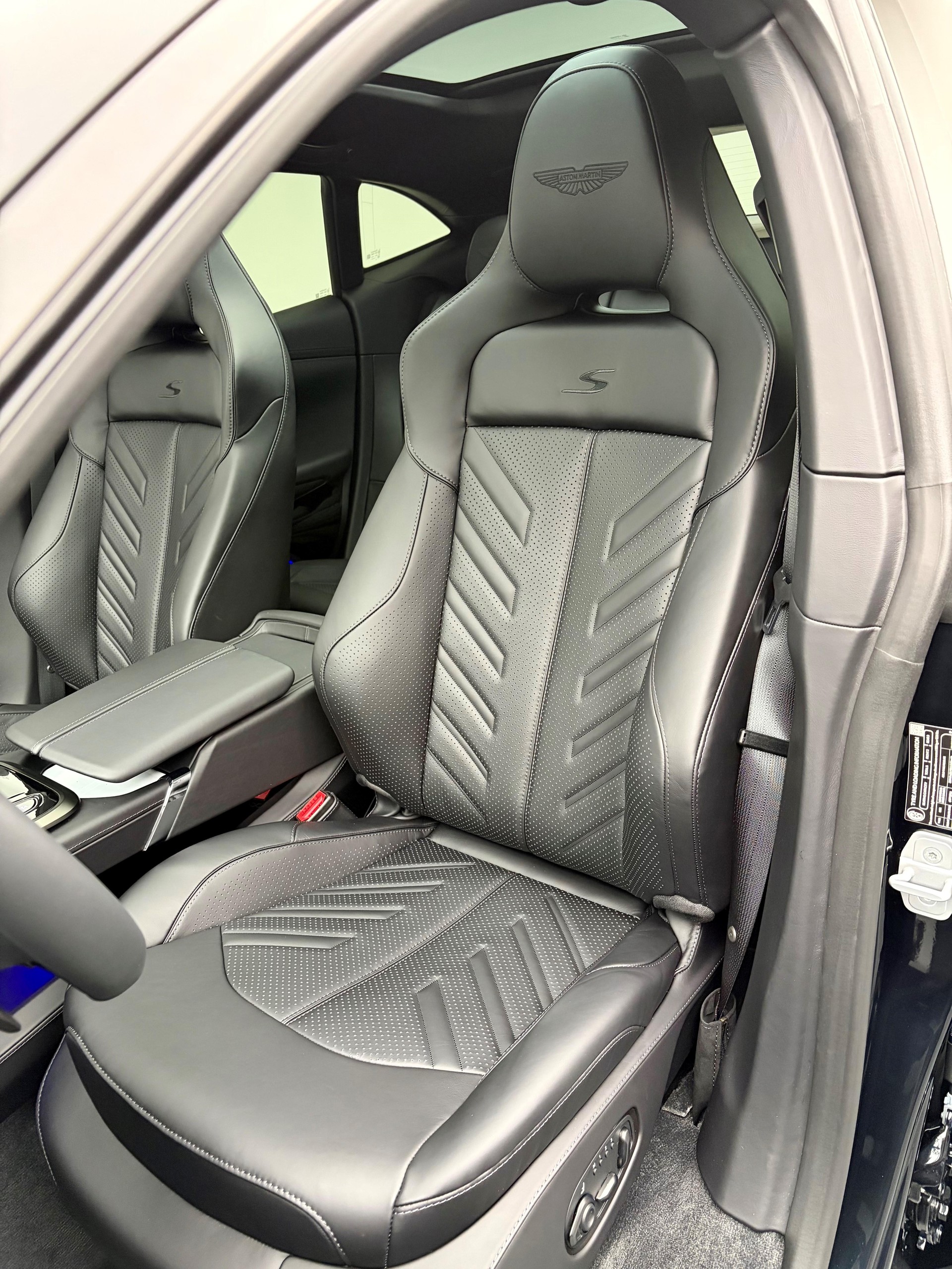 ASTON MARTIN DBX S 4.0 V8 Bi-Turbo-image-6