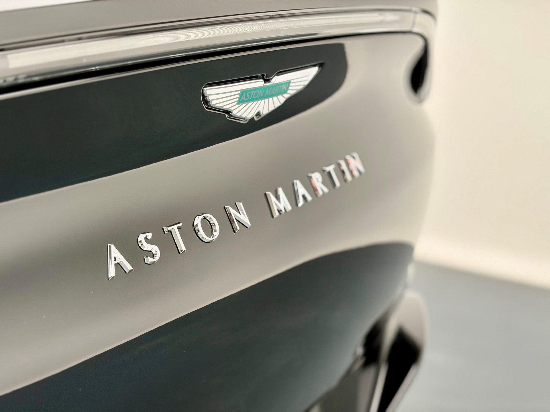 ASTON MARTIN DBX S 4.0 V8 Bi-Turbo-image-28