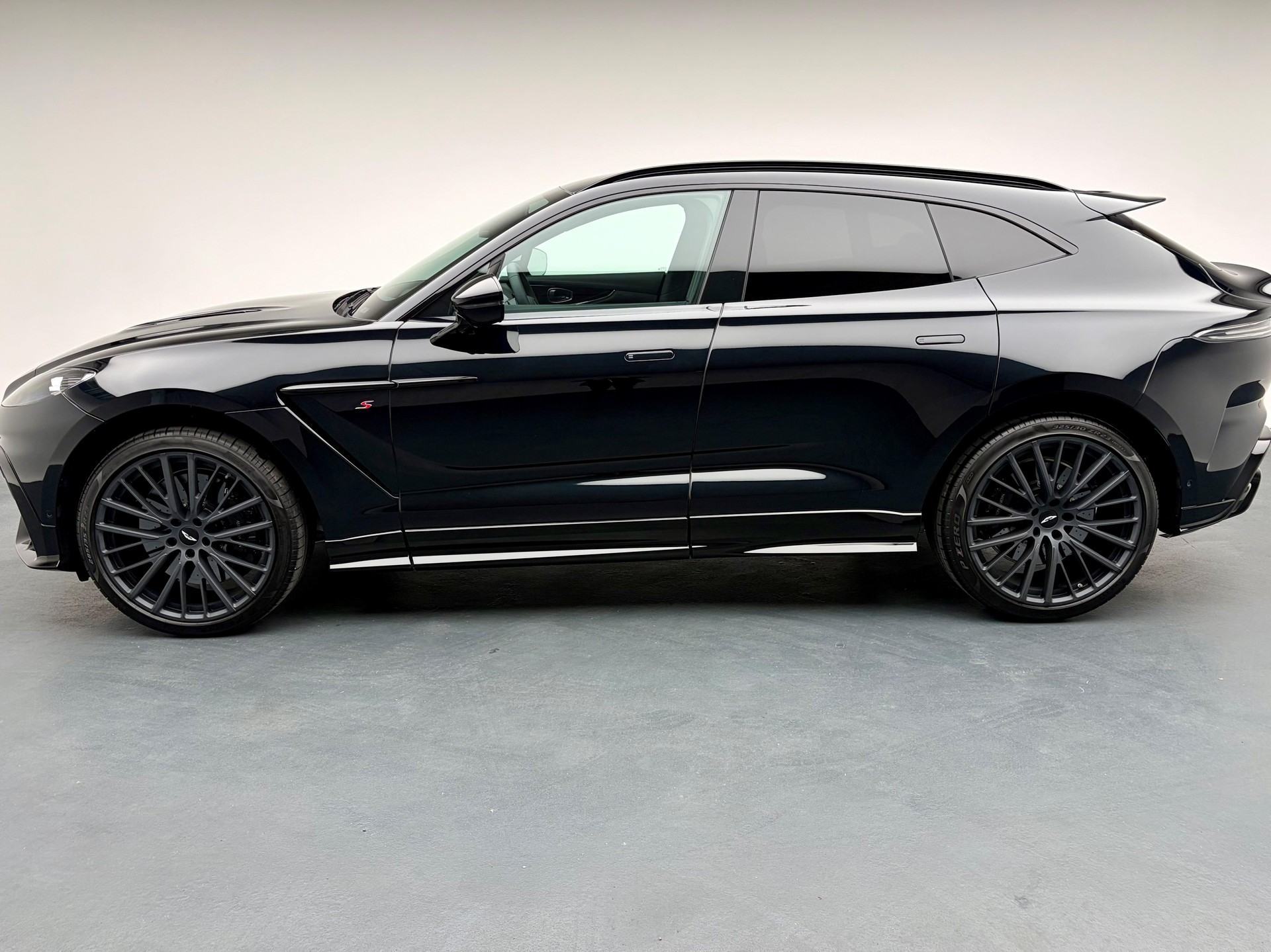 ASTON MARTIN DBX S 4.0 V8 Bi-Turbo-showroom-element-1