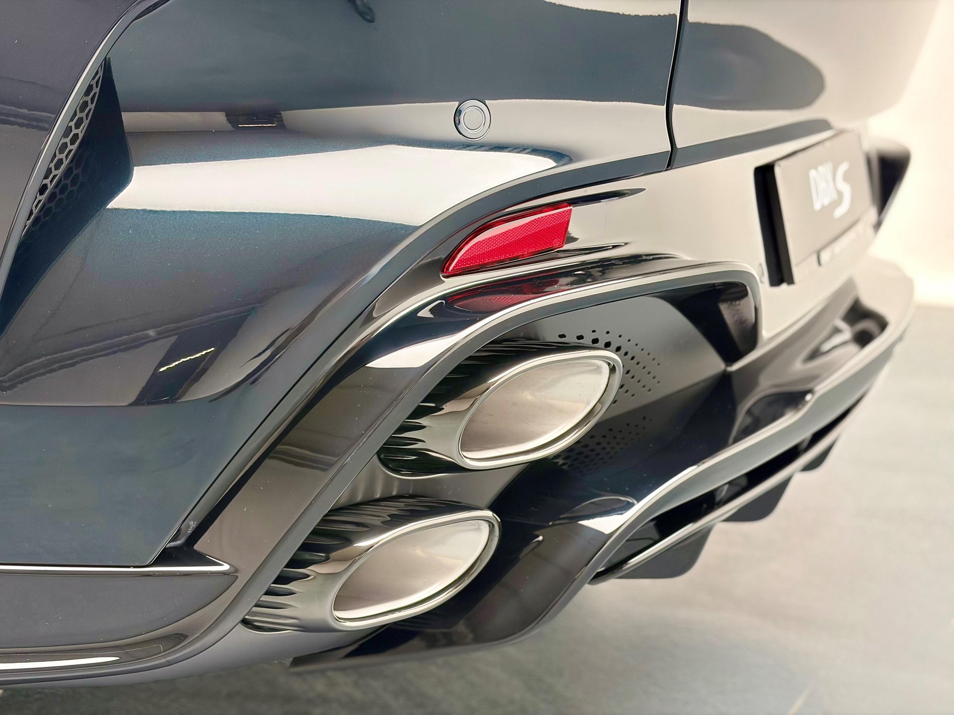 ASTON MARTIN DBX S 4.0 V8 Bi-Turbo-image-27
