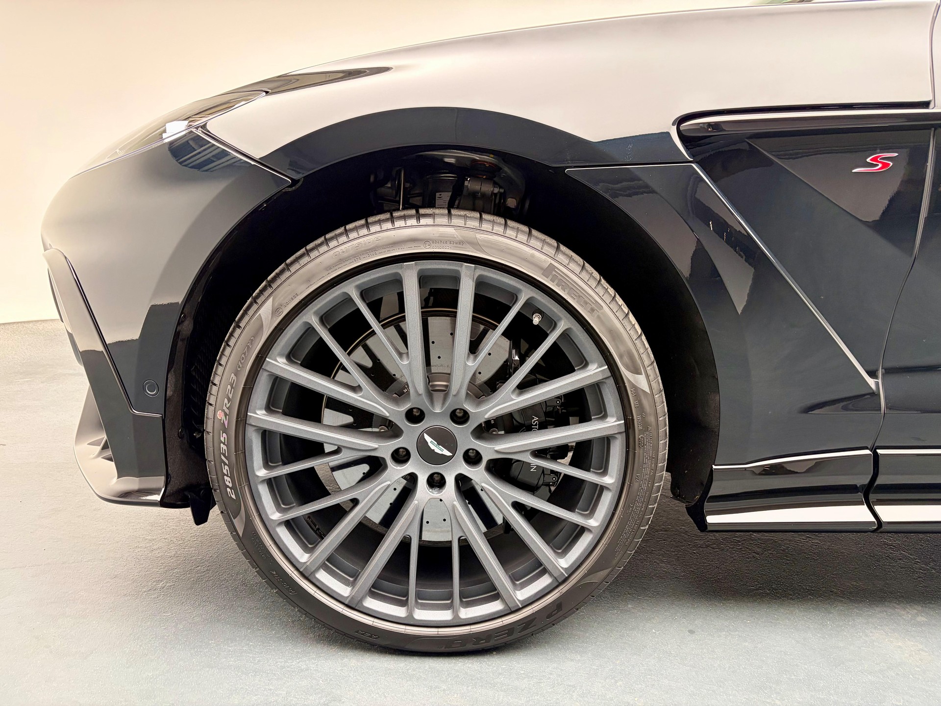 ASTON MARTIN DBX S 4.0 V8 Bi-Turbo-image-16