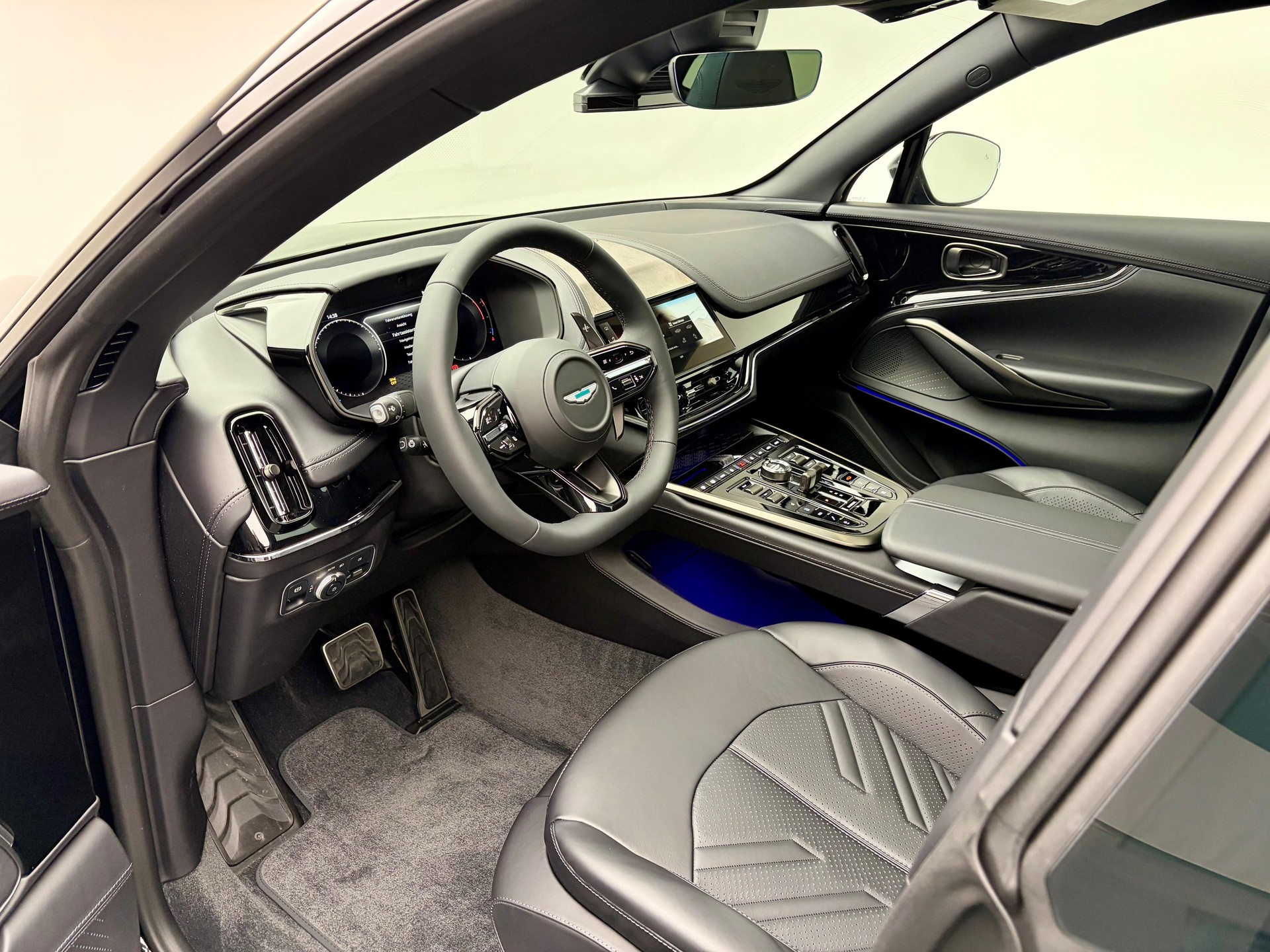 ASTON MARTIN DBX S 4.0 V8 Bi-Turbo-showroom-element-3