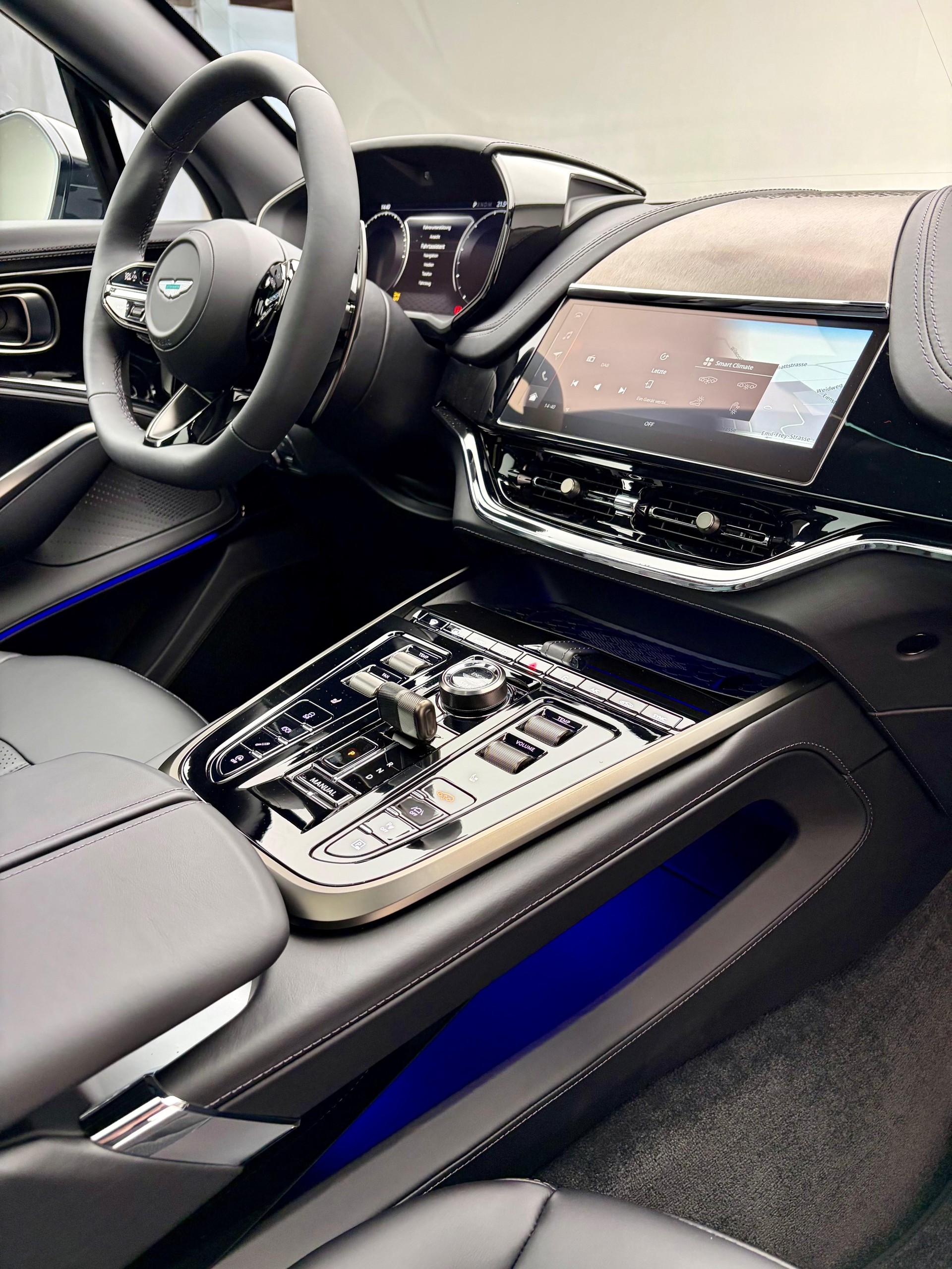 ASTON MARTIN DBX S 4.0 V8 Bi-Turbo-image-7