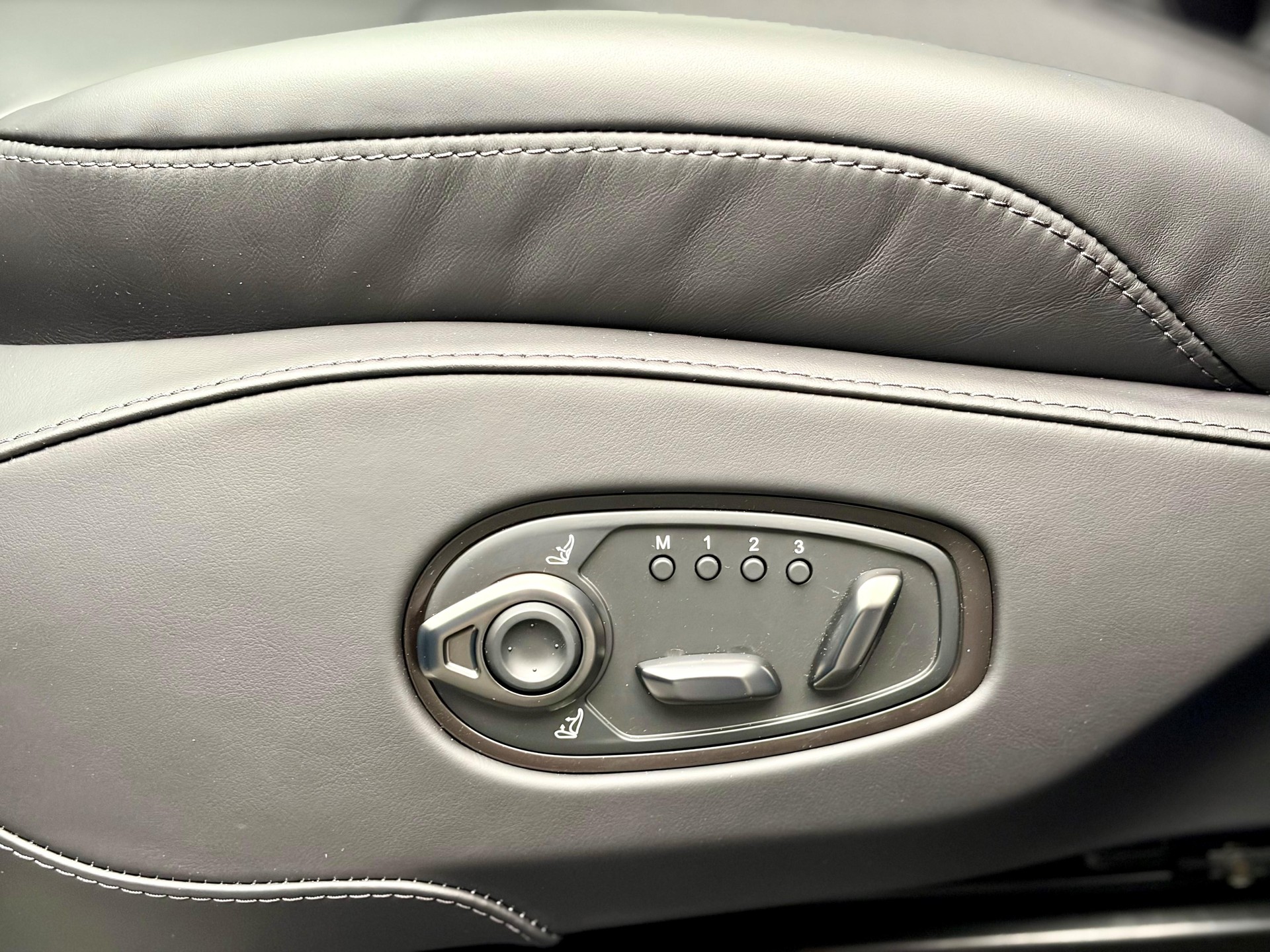 ASTON MARTIN DBX S 4.0 V8 Bi-Turbo-image-11