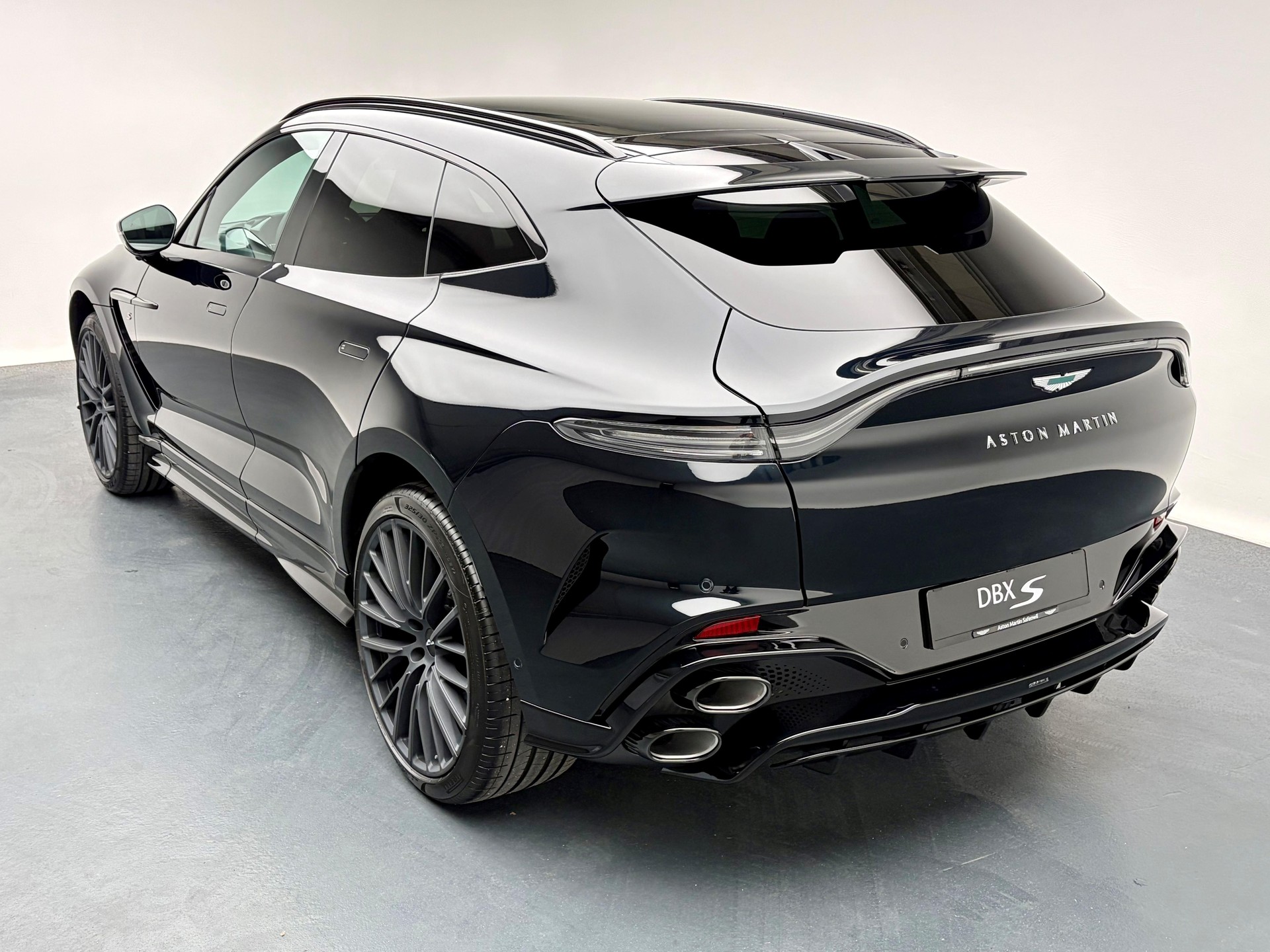 ASTON MARTIN DBX S 4.0 V8 Bi-Turbo-showroom-element-2