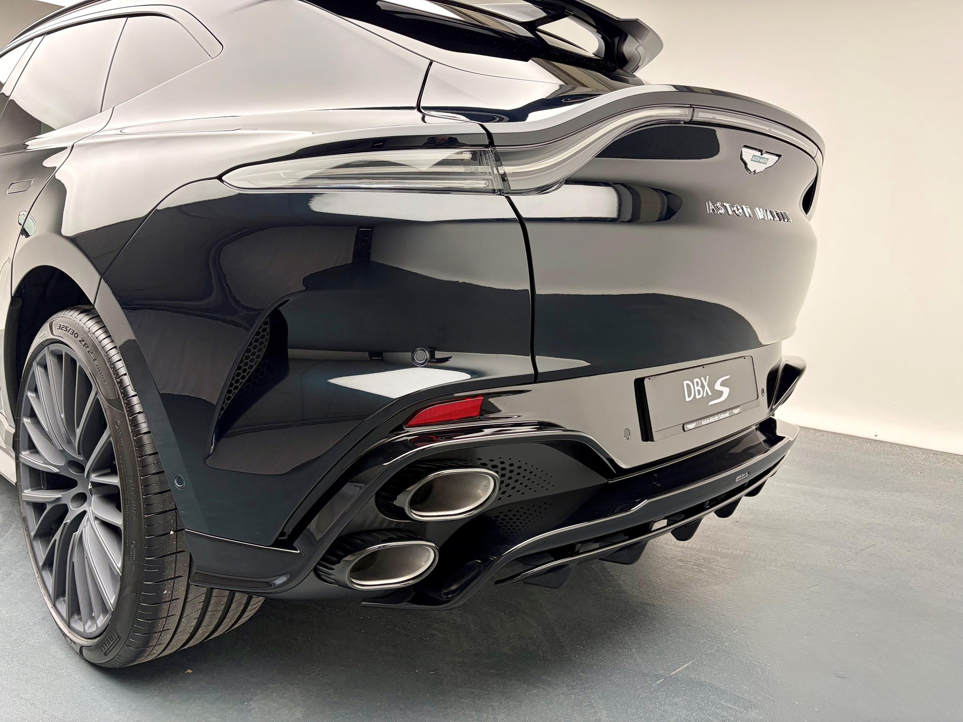 ASTON MARTIN DBX S 4.0 V8 Bi-Turbo-image-25