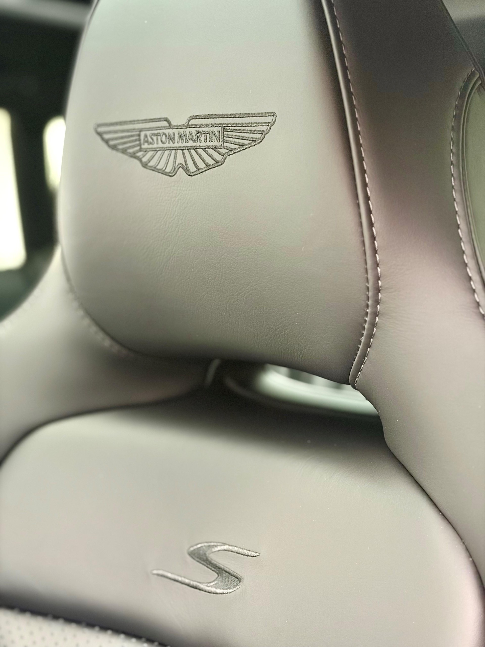 ASTON MARTIN DBX S 4.0 V8 Bi-Turbo-image-10